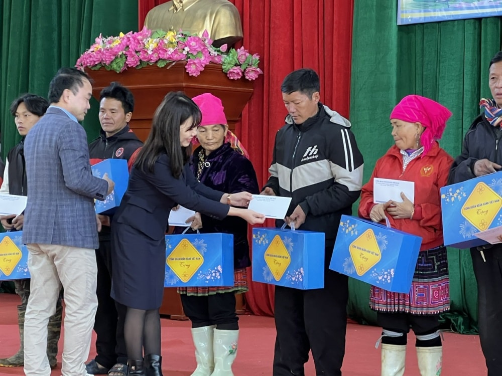 SHB đồng hành cùng Công đoàn Ngân hàng Việt Nam mang Tết ấm đến với vùng cao