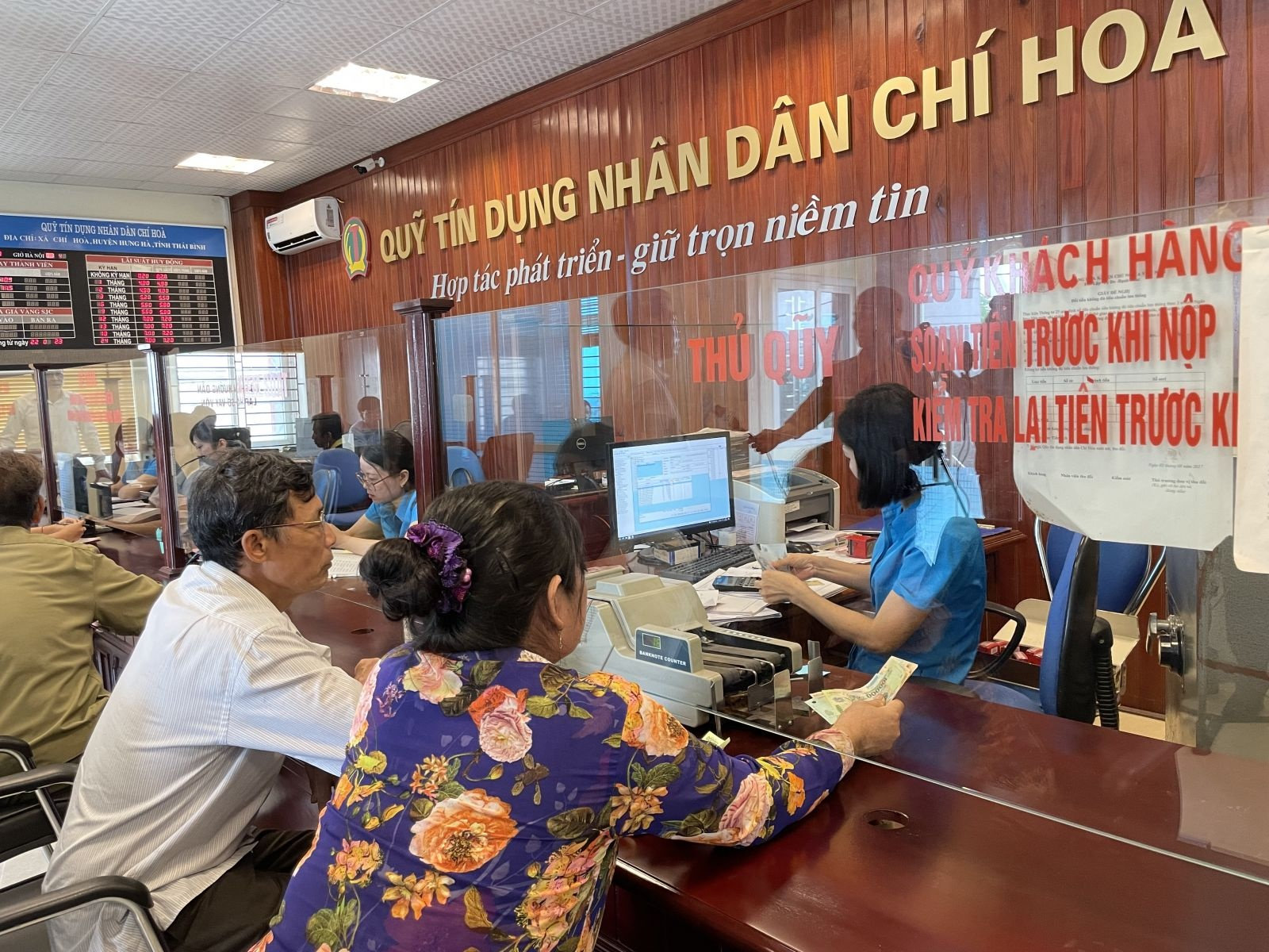 Tại Khoản 2 – Điều 49 Luật Các tổ chức tín dụng 2024 quy định: Cổ đông sở hữu từ 01% vốn điều lệ trở lên của tổ chức tín dụng phải cung cấp cho tổ chức tín dụng các thông tin sau đây: a) Họ và tên; số định danh cá nhân; quốc tịch, số hộ chiếu, ngày cấp, nơi cấp của cổ đông là người nước ngoài; số Giấy chứng nhận đăng ký doanh nghiệp hoặc giấy tờ pháp lý tương đương của cổ đông là tổ chức; ngày cấp, nơi cấp của giấy tờ này; b) Thông tin về người có liên quan theo quy định tại điểm c và điểm d khoản 1 Điều này; c) Số lượng, tỷ lệ sở hữu cổ phần của mình tại tổ chức tín dụng đó; d) Số lượng, tỷ lệ sở hữu cổ phần của người có liên quan của mình tại tổ chức tín dụng đó. Căn cứ theo quy định trên và Khoản 3 Điều 4 Luật Doanh nghiệp, việc cung cấp, công bố công khai thông tin theo quy định tại Khoản 2 Điều 49 Luật Các tổ chức tín dụng 2024 chỉ áp dụng đối với cổ đông của tổ chức tín dụng là công ty cổ phần. Trong khi đó, căn cứ quy định tại Khoản 30 Điều 4 Luật Các tổ chức tín dụng 2024, Quỹ Tín dụng Nhân dân là tổ chức tín dụng được thành lập dưới hình thứ hợp tác xã, không phải là công ty cổ phần. Do đó, Khoản 2 Điều 49 Luật Các tổ chức tín dụng 2024 không áp dụng đối với Quỹ tín dụng Nhân dân. Tại Khoản 2 – Điều 49 Luật Các tổ chức tín dụng 2024 quy định: Cổ đông sở hữu từ 01% vốn điều lệ trở lên của tổ chức tín dụng phải cung cấp cho tổ chức tín dụng các thông tin sau đây: a) Họ và tên; số định danh cá nhân; quốc tịch, số hộ chiếu, ngày cấp, nơi cấp của cổ đông là người nước ngoài; số Giấy chứng nhận đăng ký doanh nghiệp hoặc giấy tờ pháp lý tương đương của cổ đông là tổ chức; ngày cấp, nơi cấp của giấy tờ này; b) Thông tin về người có liên quan theo quy định tại điểm c và điểm d khoản 1 Điều này; c) Số lượng, tỷ lệ sở hữu cổ phần của mình tại tổ chức tín dụng đó; d) Số lượng, tỷ lệ sở hữu cổ phần của người có liên quan của mình tại tổ chức tín dụng đó. Căn cứ theo quy định trên và Khoản 3 Điều 4 Luật Doanh nghiệp, việc cung cấp, công bố công khai thông tin theo quy định tại Khoản 2 Điều 49 Luật Các tổ chức tín dụng 2024 chỉ áp dụng đối với cổ đông của tổ chức tín dụng là công ty cổ phần. Trong khi đó, căn cứ quy định tại Khoản 30 Điều 4 Luật Các tổ chức tín dụng 2024, Quỹ Tín dụng Nhân dân là tổ chức tín dụng được thành lập dưới hình thứ hợp tác xã, không phải là công ty cổ phần. Do đó, Khoản 2 Điều 49 Luật Các tổ chức tín dụng 2024 không áp dụng đối với Quỹ tín dụng Nhân dân.