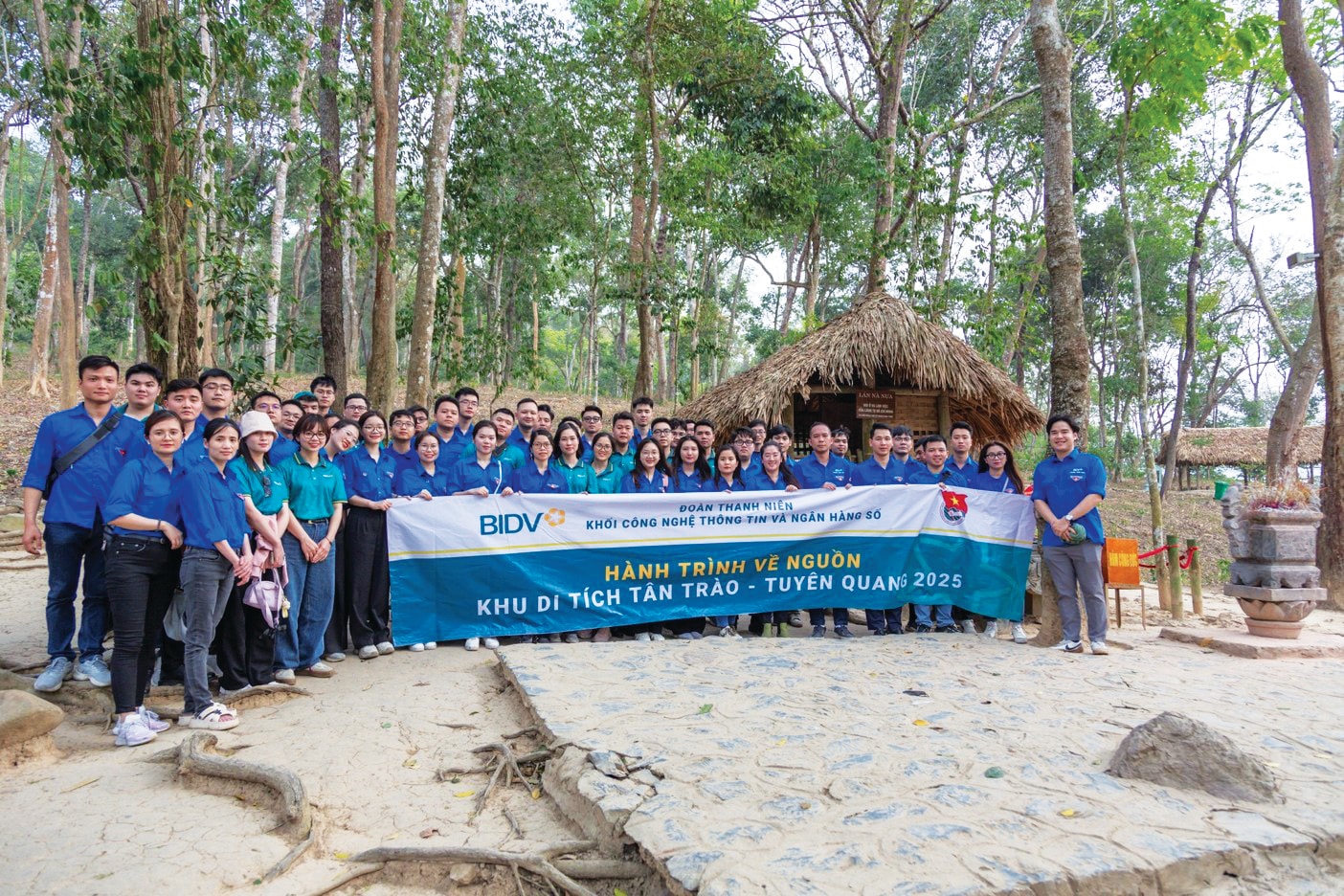 Ảnh 4 - Đoàn check-in tại Khu di tích Tân Trào - nơi dừng chân của nhiều cảm xúc