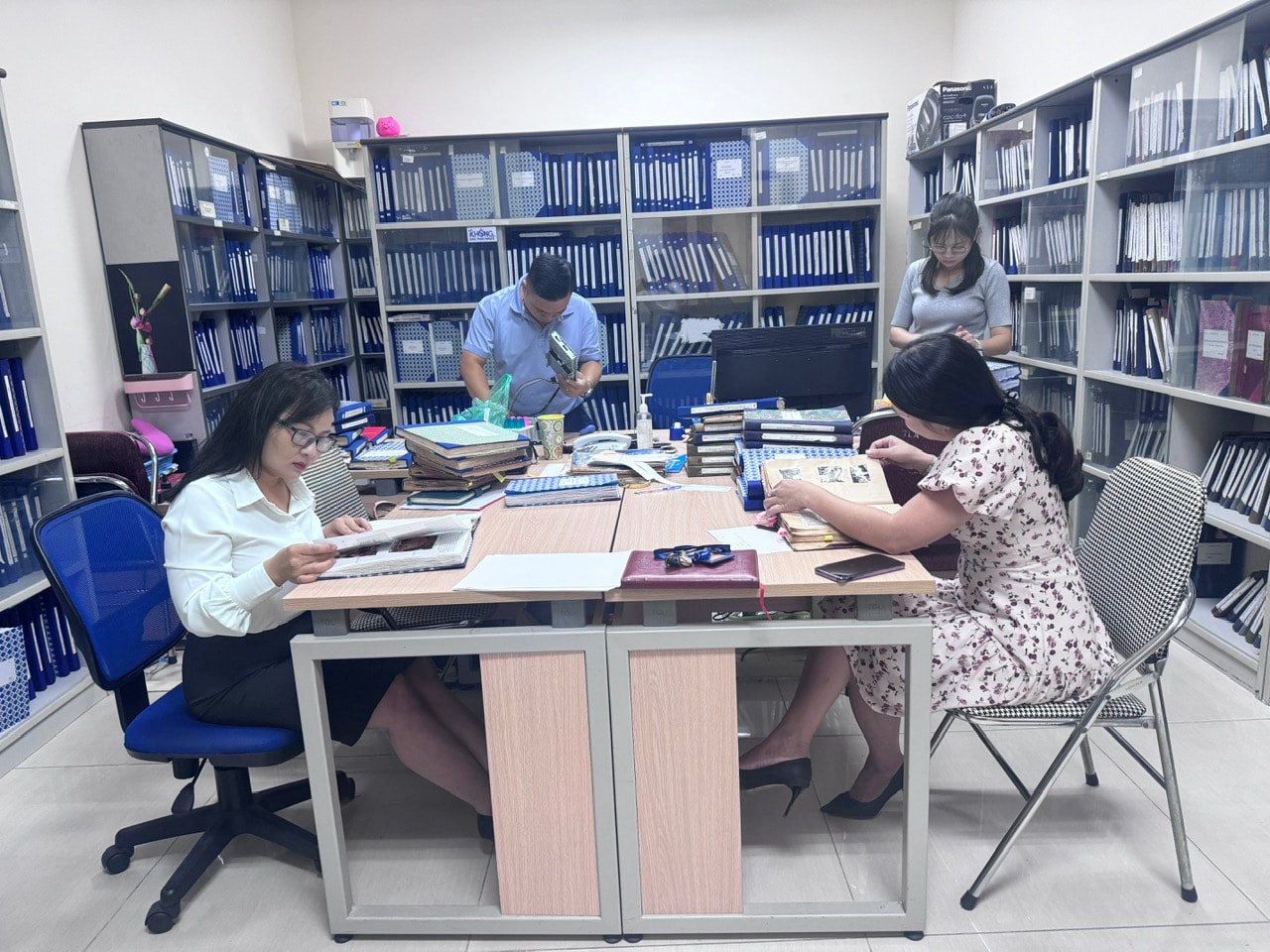 Tổ công tác tìm kiếm tư liệu tại Thông tấn xã Việt Nam