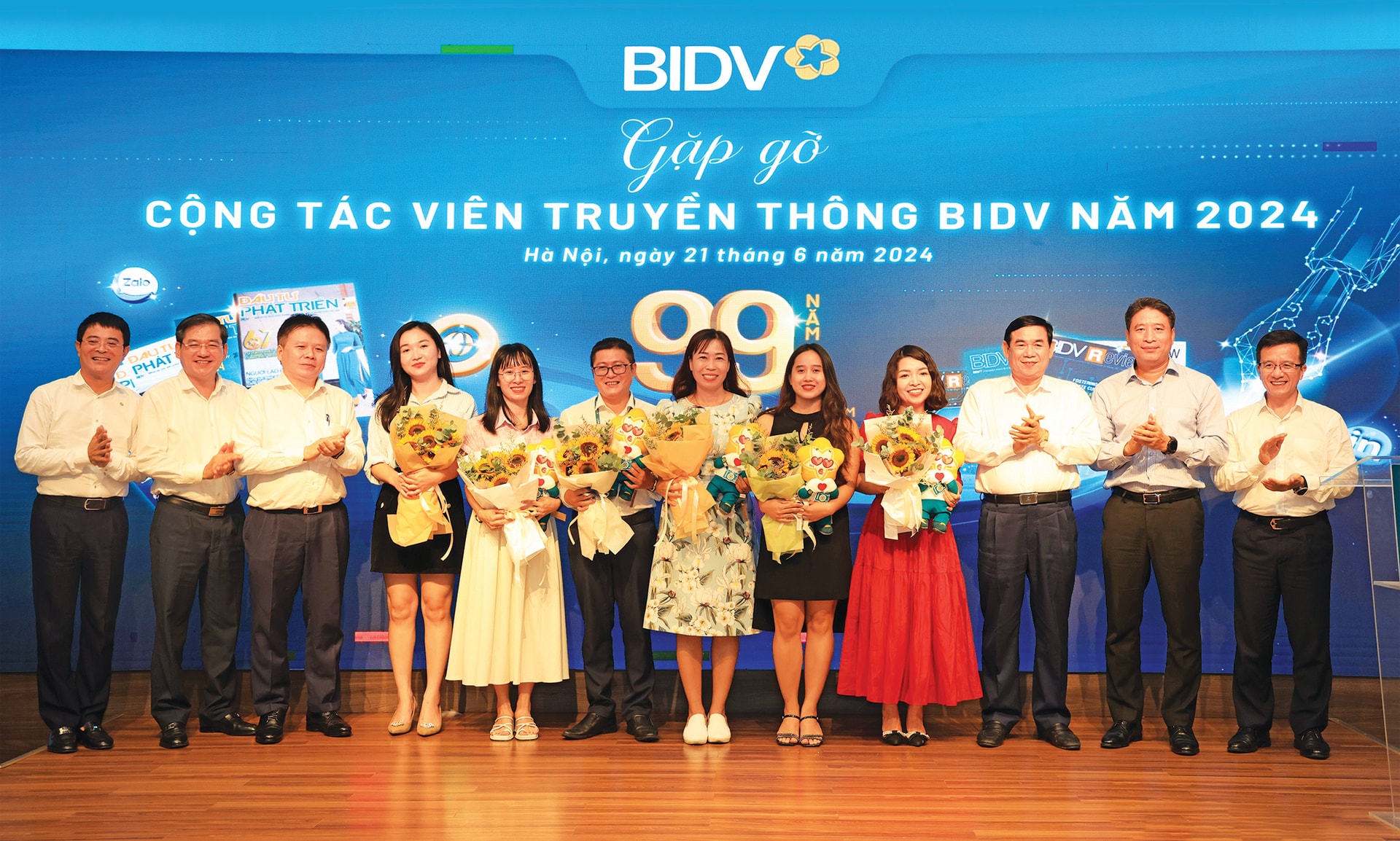 Ban Lãnh đạo BIDV chúc mừng các CTV truyền thông