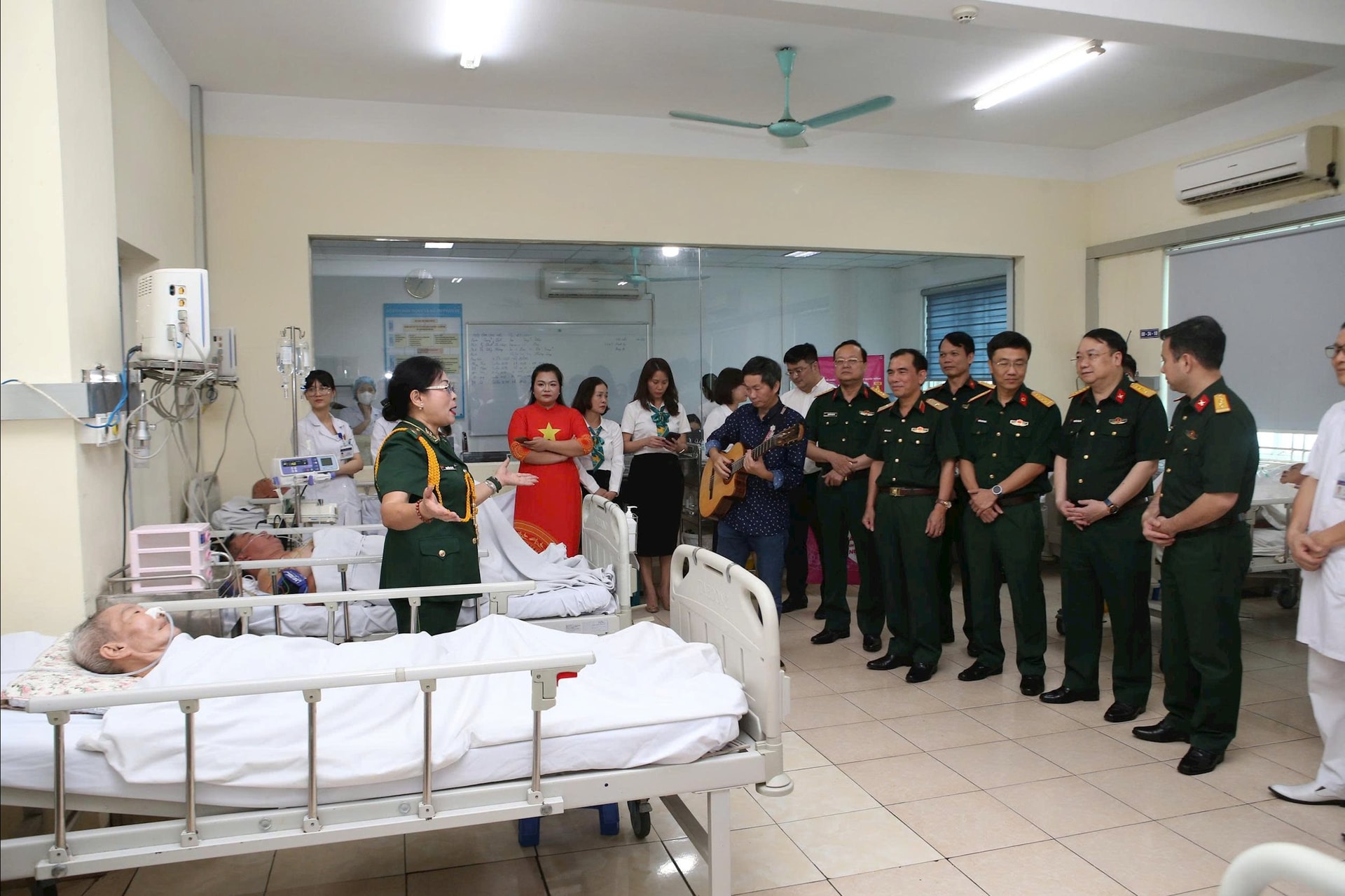 Các nghệ sỹ biểu diễn tại phòng bệnh của bệnh viện