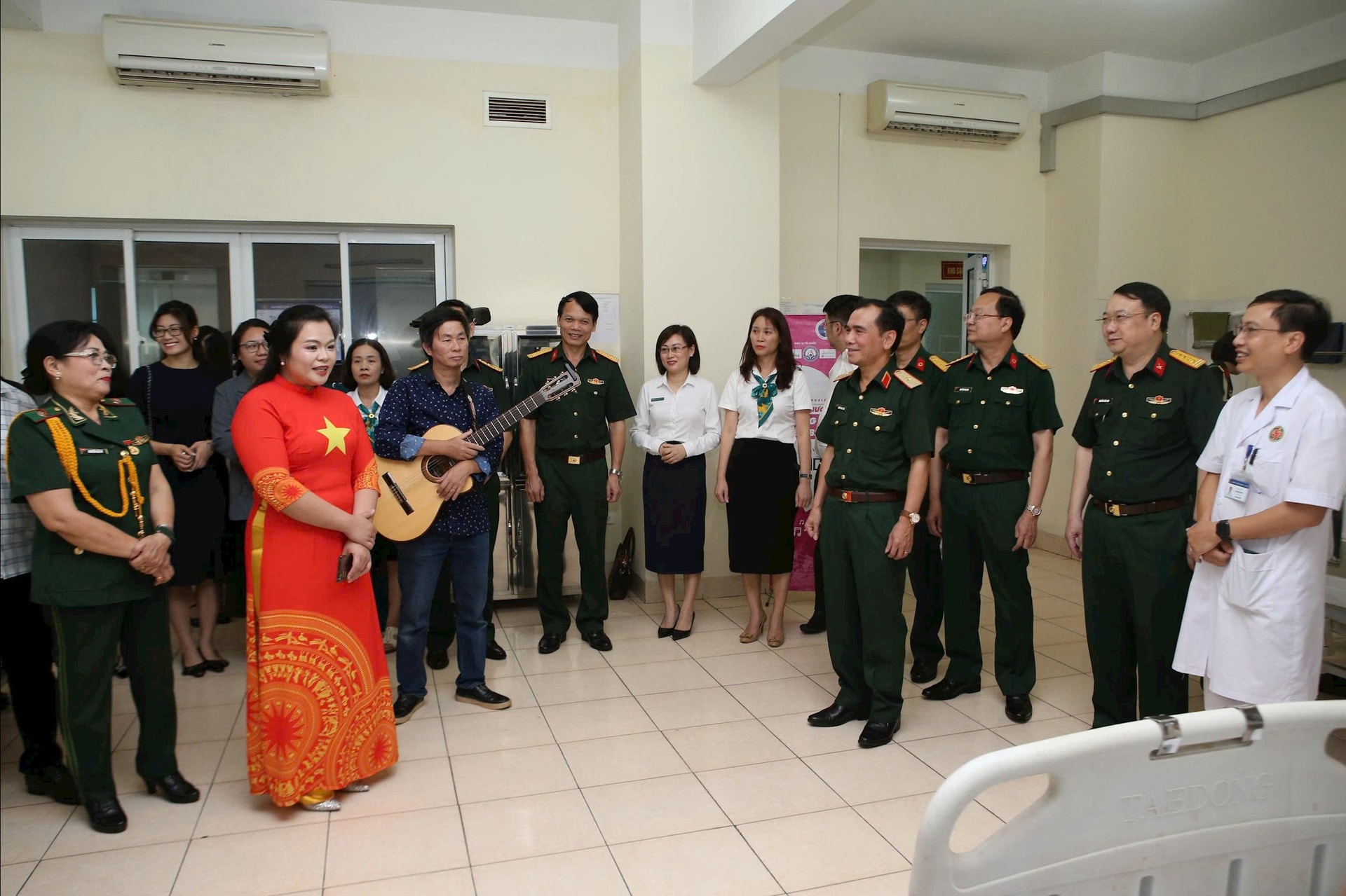Các nghệ sỹ biểu diễn tại phòng bệnh của Khoa Ung bướu