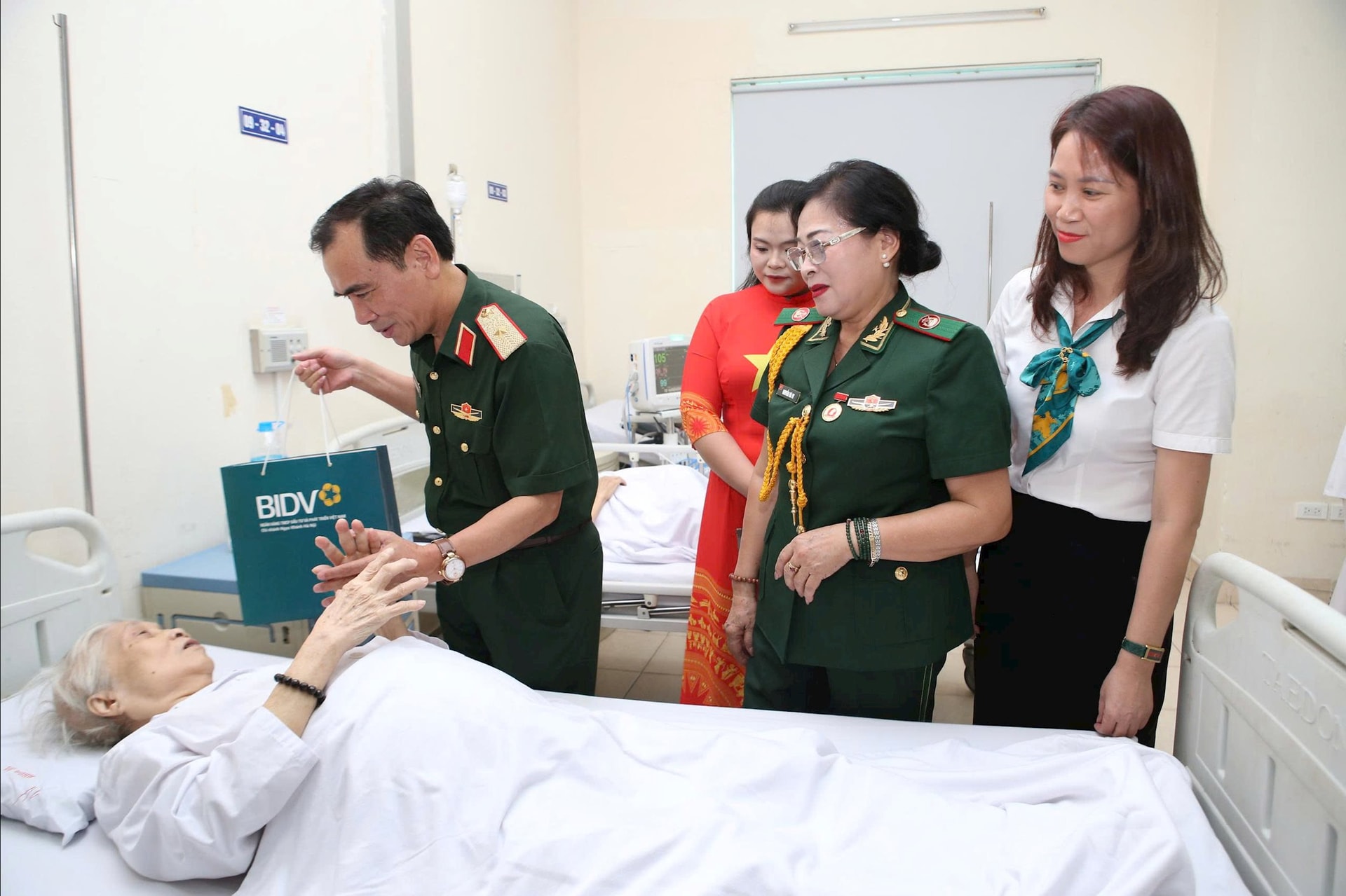 Đại diện bệnh viện trao quà BIDV cho từng bệnh nhân 2