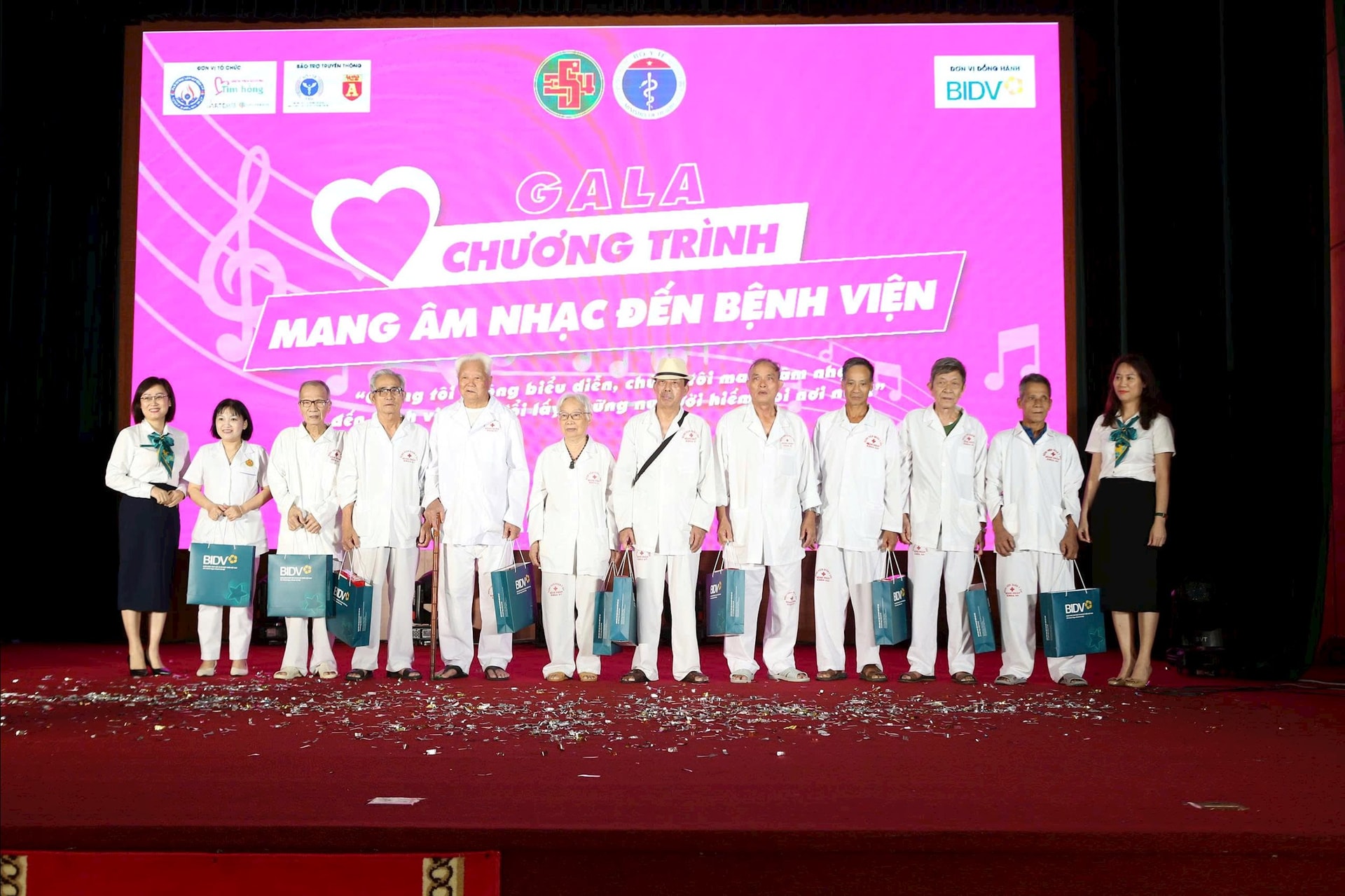 Đại diện BIDV trao quà cho 10 bệnh nhân có hoàn cảnh khó khăn nhất tại bệnh viện