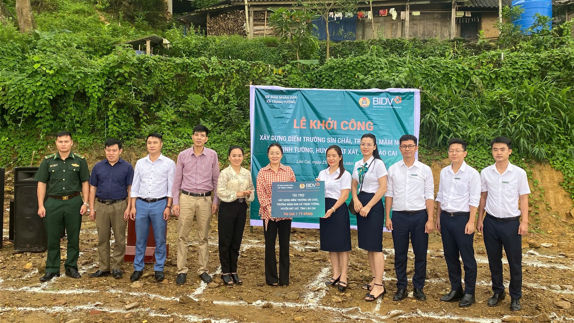 Đại diện BIDV trao tài trợ 1 tỷ đồng xây dựng điểm trường Sín Chải