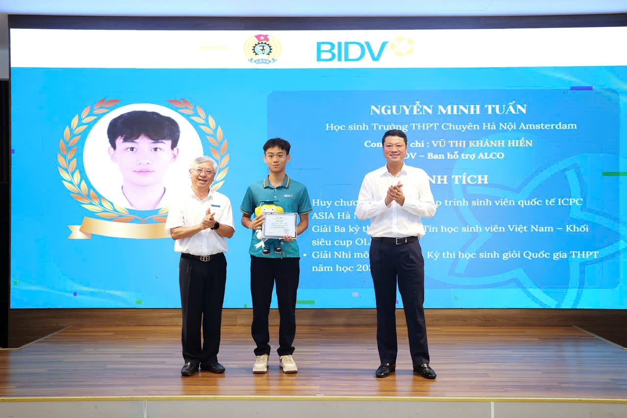 Tổng Giám đốc Lê Ngọc Lâm trao giấy khen và quà cho em Nguyễn Minh Tuấn tại Hội nghị biểu dương, khen thưởng học sinh - sinh viên tiêu biểu giai đoạn 2022-2025