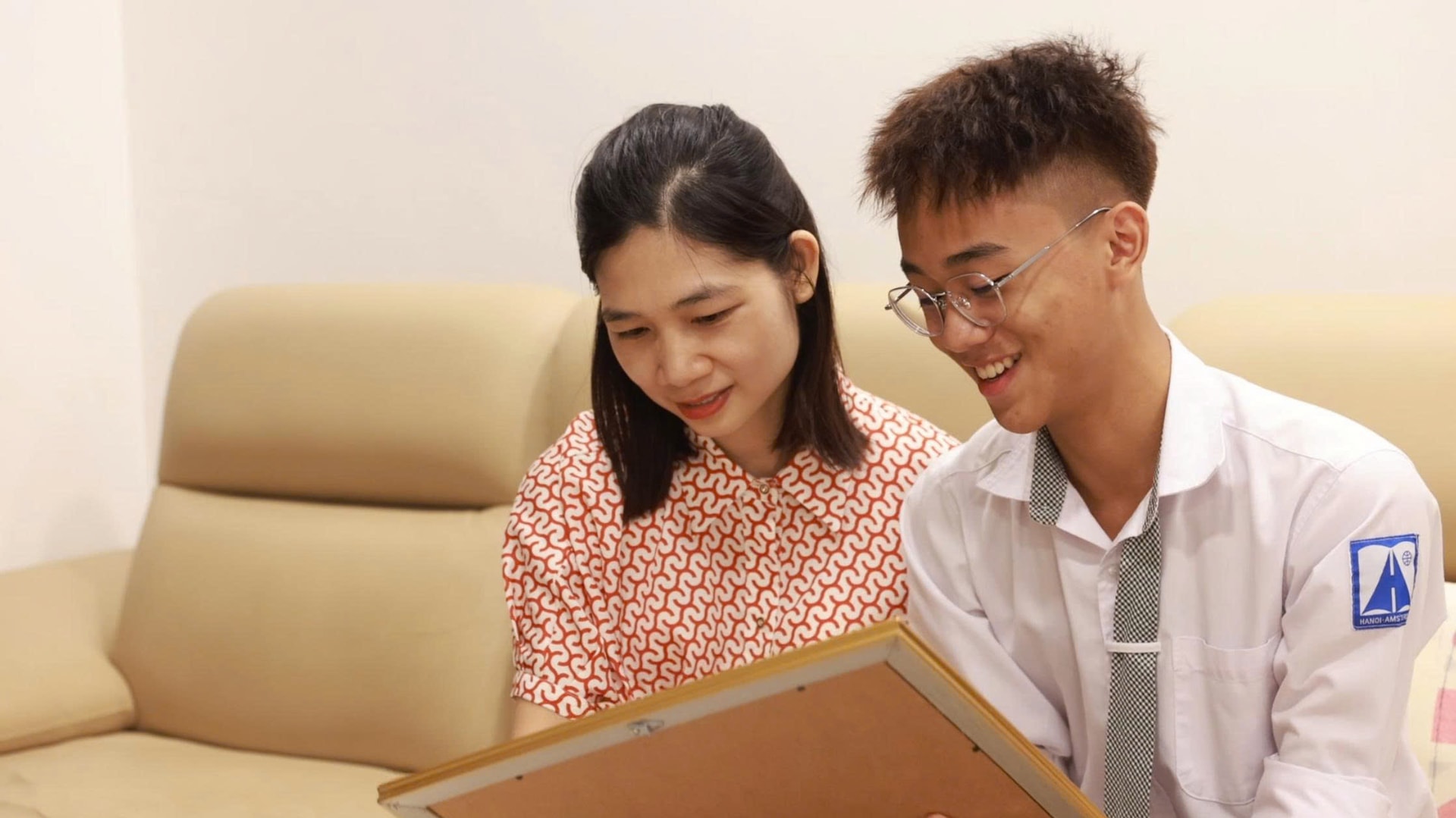 Minh Tuấn và mẹ cùng nhau xem lại những kết quả học tập ấn tượng trong suốt 12 năm học