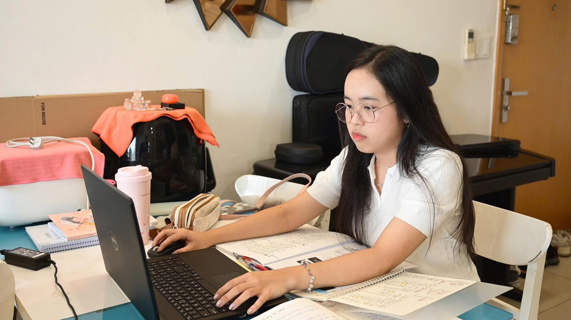 Dù nghỉ hè, Ngân Huyền vẫn thường dành 8 - 9 tiếng cho việc học