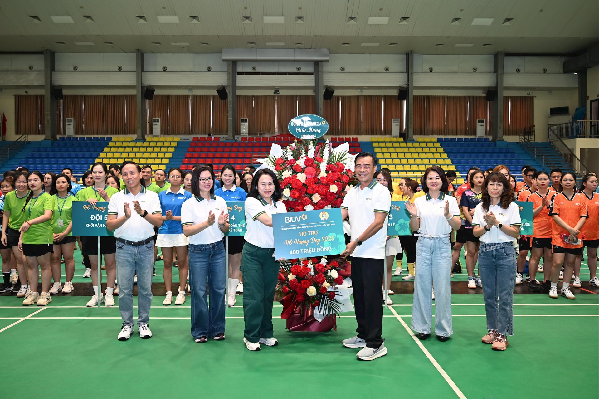 BIDV Trade Union presented the Headquarters Trade Union with 400 million to support the cost of organizing the Sports Festival.
