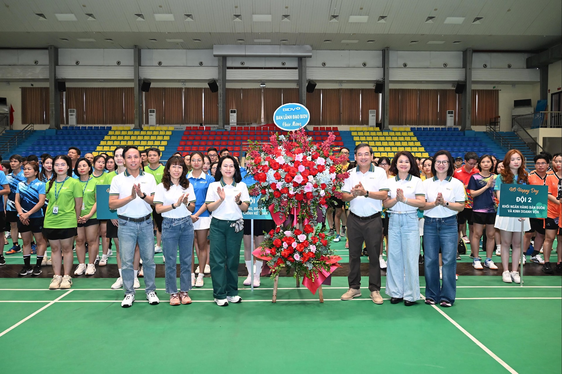 Member of the Board of Directors Nguyen Van Tuyen, representing the Board of Directors, presented flowers to congratulate the Sports Festival.
