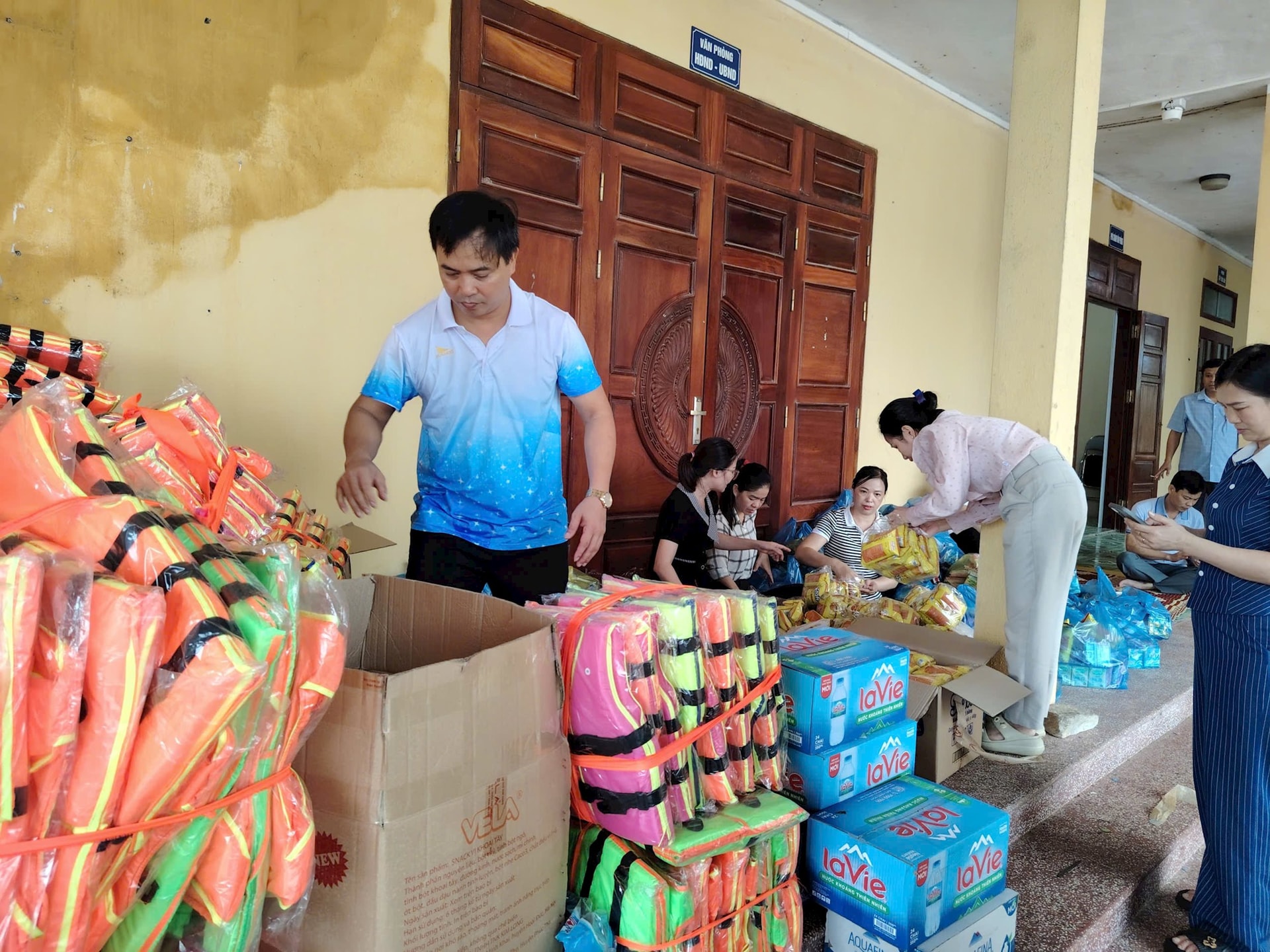 Áo phao cùng các nhu yếu phẩm được cán bộ BIDV Lam Sơn gửi đến tận tay người dân nơi đây.