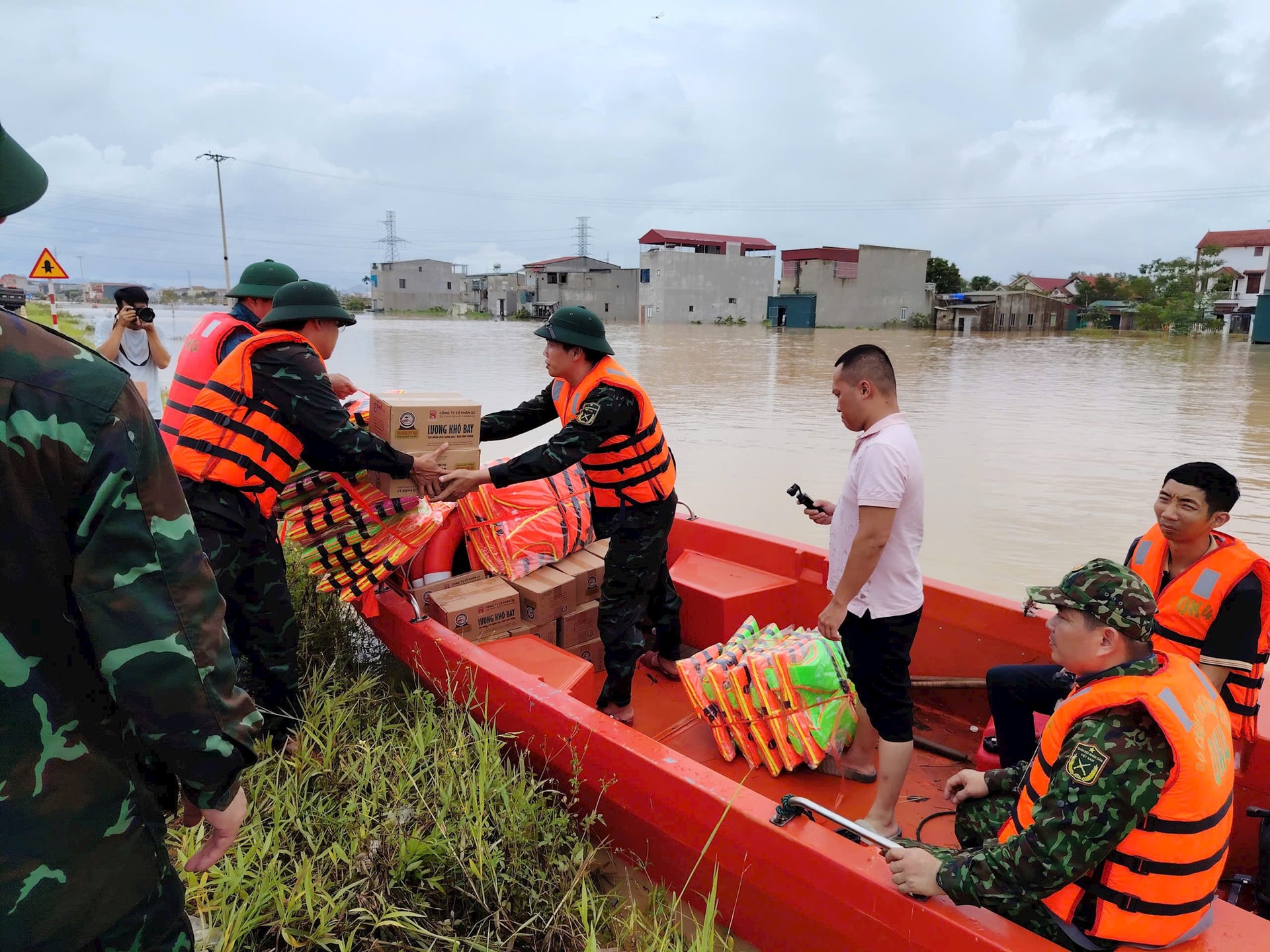 Nước lũ dâng cao khiến việc di chuyển của người dân nơi đây gặp nhiều khó khăn, nguy hiểm.