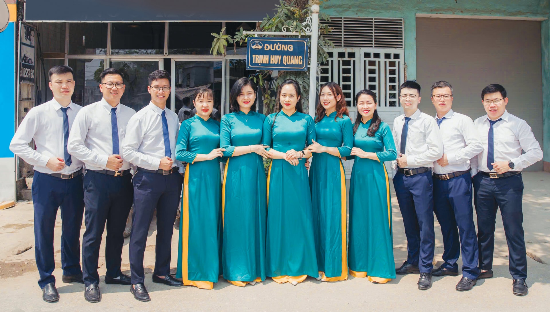 Cán bộ BIDV Thanh Hóa chụp trên con đường mang tên đồng chí Trịnh Huy Quang_B