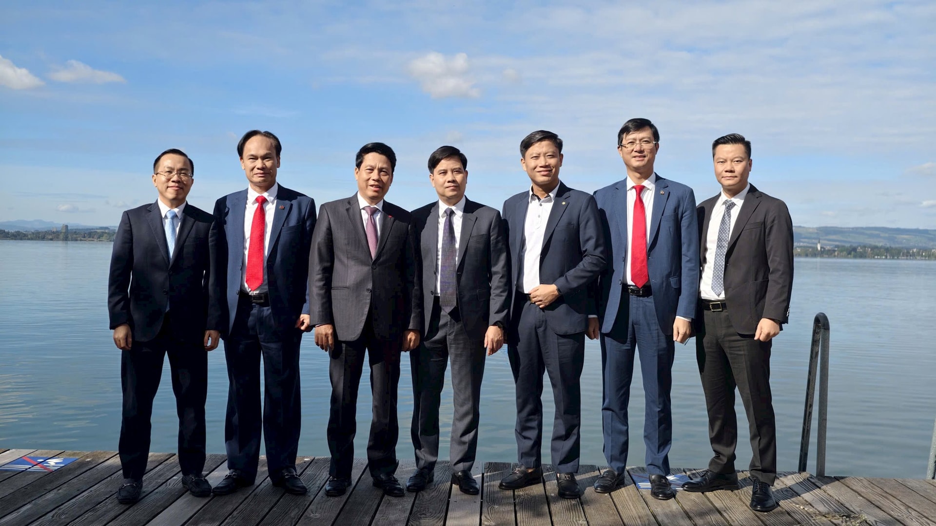 Phó Thống đốc Phạm Tiến Dũng và các lãnh đạo một số NHTM hàng đầu trong nước tại Thụy Sĩ (Đại diện BIDV làm việc tại Thụy Sĩ có ông Nguyễn Chiến Thắng - Giám đốc Ban Công nghệ, và ông Nguyễn Thượng Hải - Giám đốc BIDV Quang Trung)