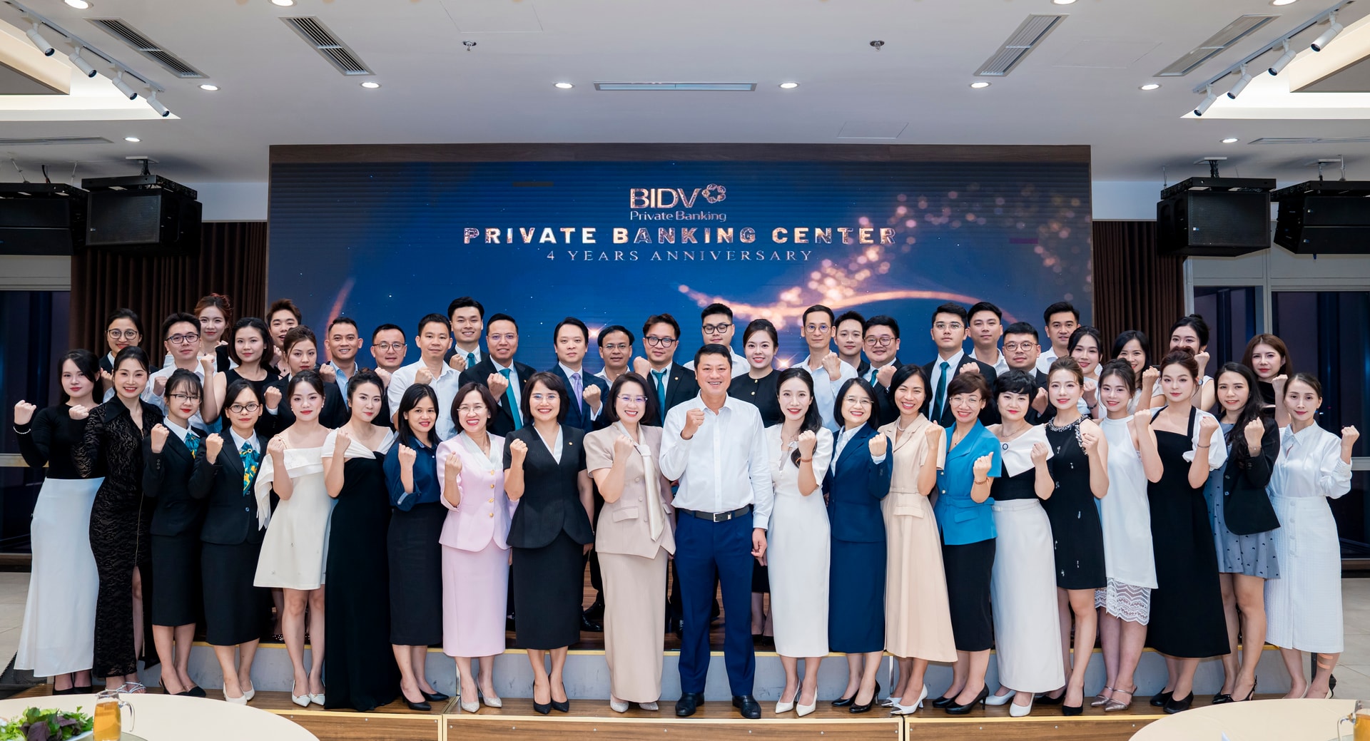 Tổng Giám đốc Lê Ngọc Lâm, Phó Tổng Giám đốc Nguyễn Thị Quỳnh Giao chụp ảnh cùng tập thể lãnh đạo Khối NHBL và cán bộ PBC Hà Nội