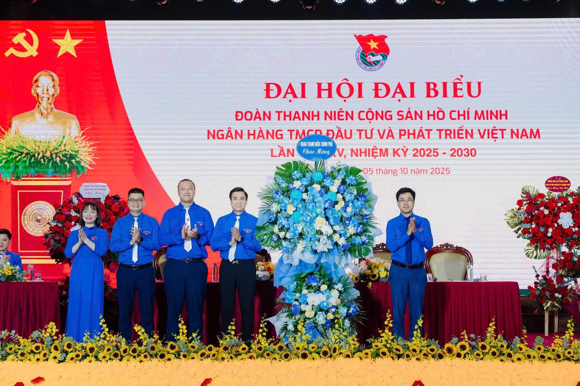 Đồng chí Bùi Hoàng Tùng - Ủy viên Ban Chấp hành Đảng bộ Chính phủ, Bí thư Đoàn Thanh niên Chính phủ tặng hoa chúc mừng Đại hội.