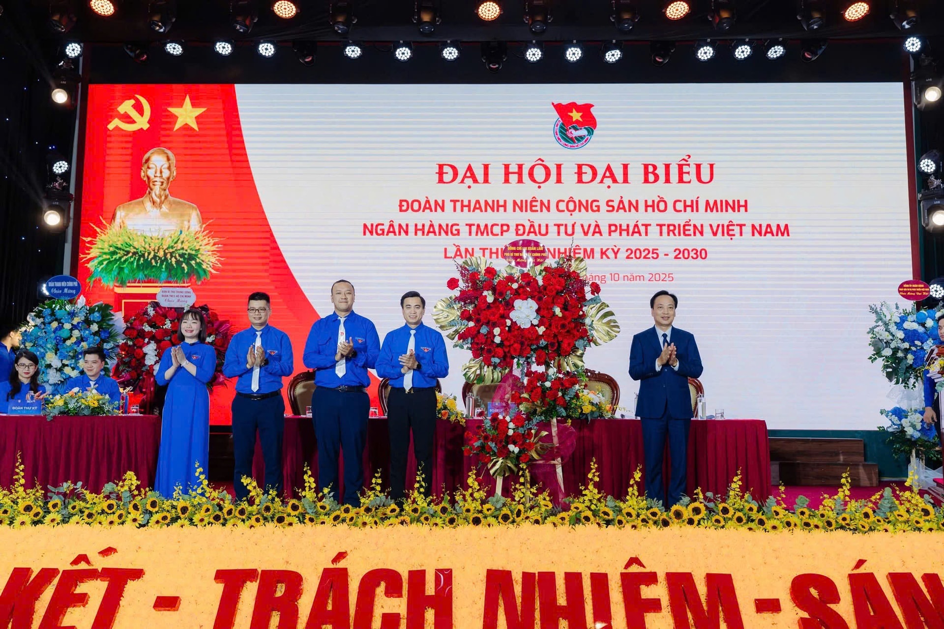 Đồng chí Lại Xuân Lâm – Phó Bí thư Đảng ủy Chính phủ tặng hoa chúc mừng Đại hội.