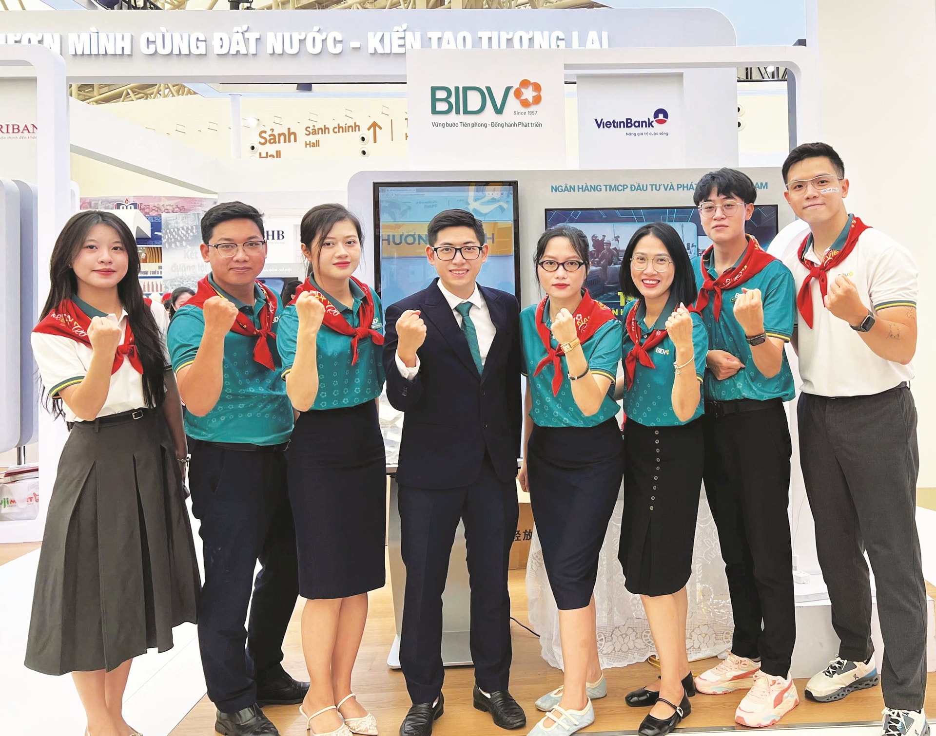 Nhóm cán bộ BIDV trực gian hàng triển lãm sáng ngày 2.9