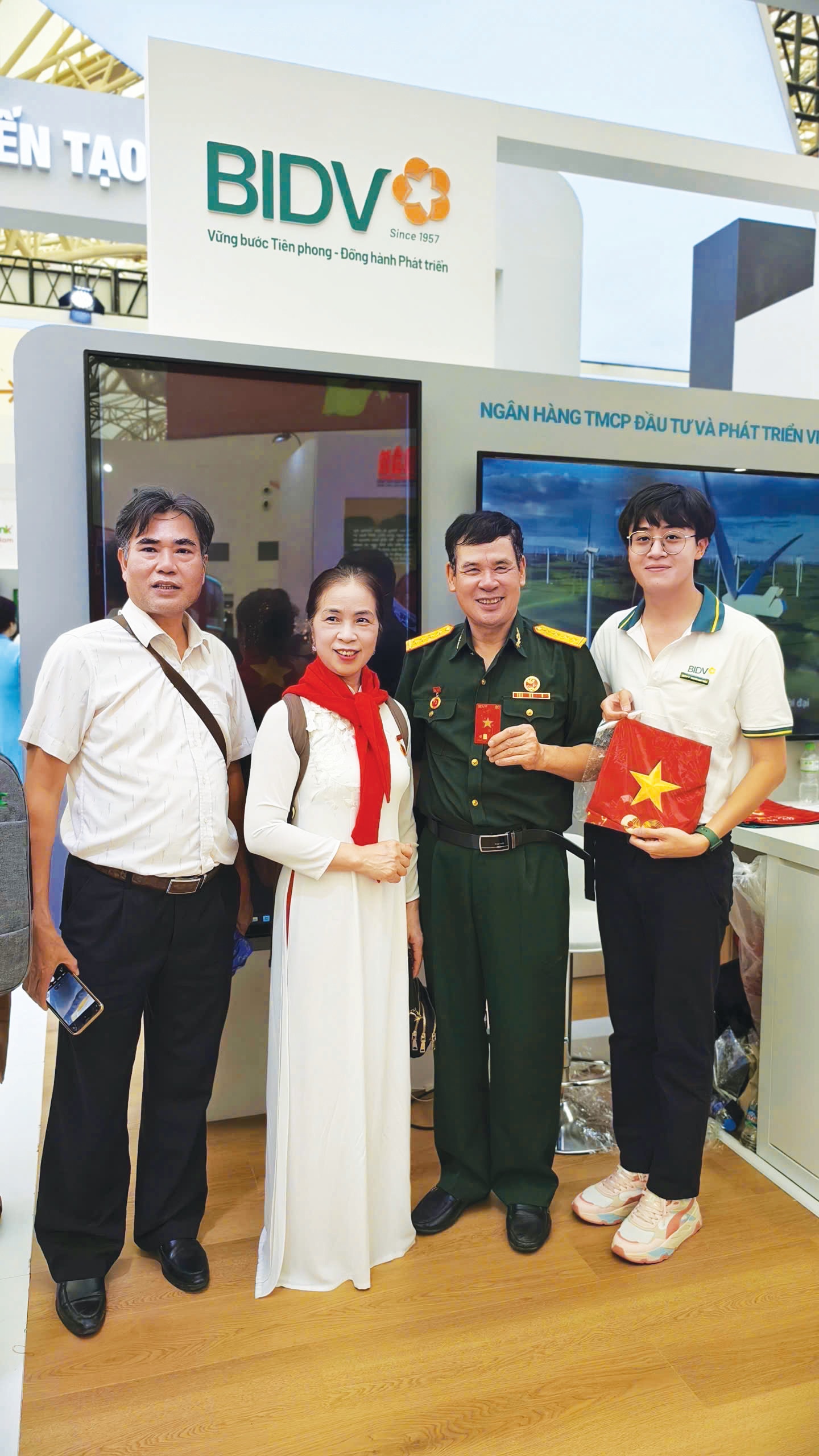 Những nụ cười tại gian hàng triển lãm BIDV 1