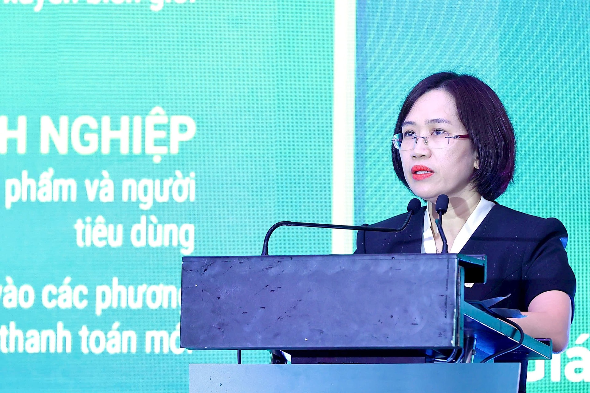 Bà Phan Thị Thanh Nhàn - Giám đốc Trung tâm Thẻ và Vận hành BIDV - phát biểu tại hội thảo
