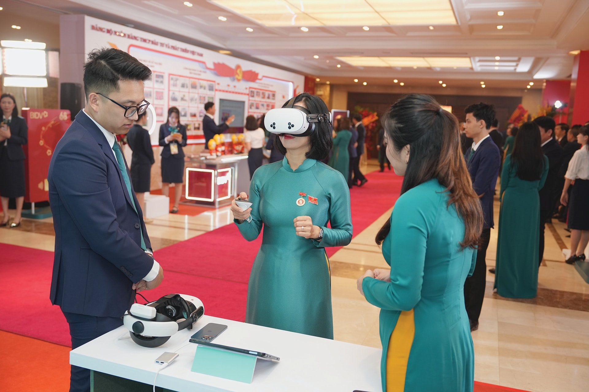 Các đại biểu trải nghiệm các hoạt động ứng dụng công nghệ tại Đại hội Đảng bộ BIDV lần thứ XV