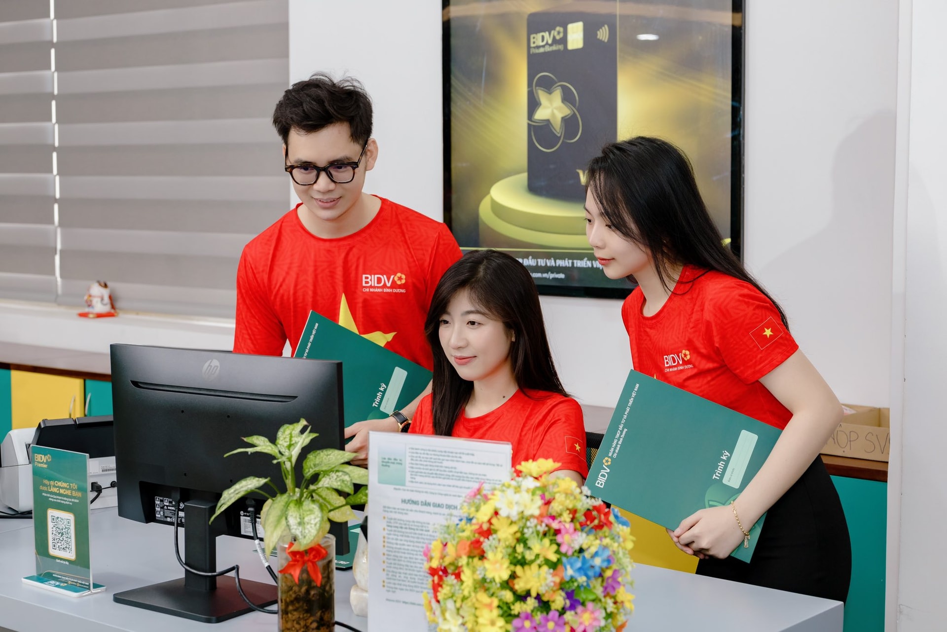 BIDV 직원들은 A80을 기념하기 위해 자랑스럽게 사진을 찍었습니다.