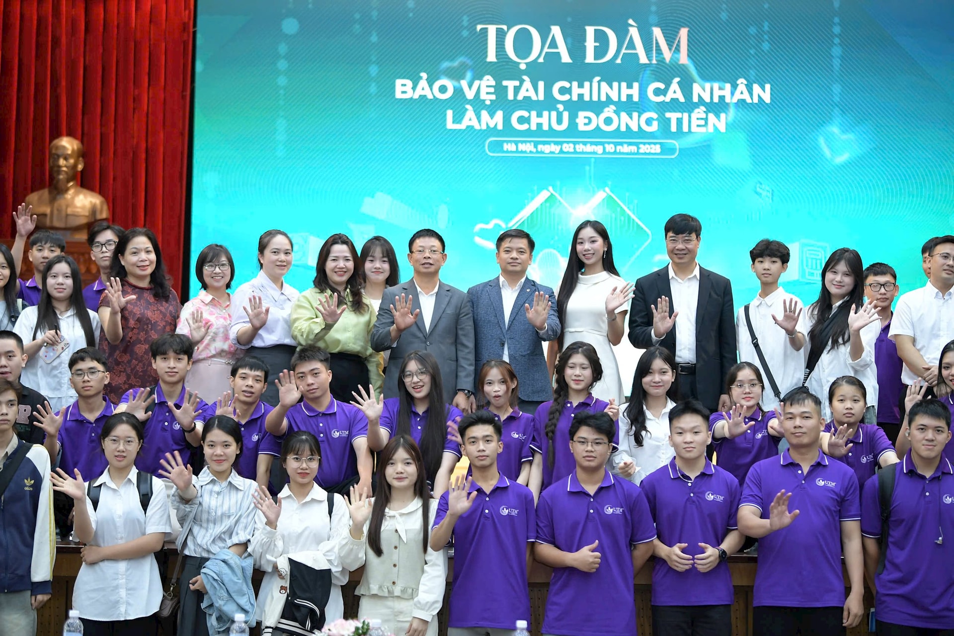 Đại diện các đơn vị BIDV chụp ảnh lưu niệm cùng Ban Tổ chức và sinh viên tham dự tọa đàm