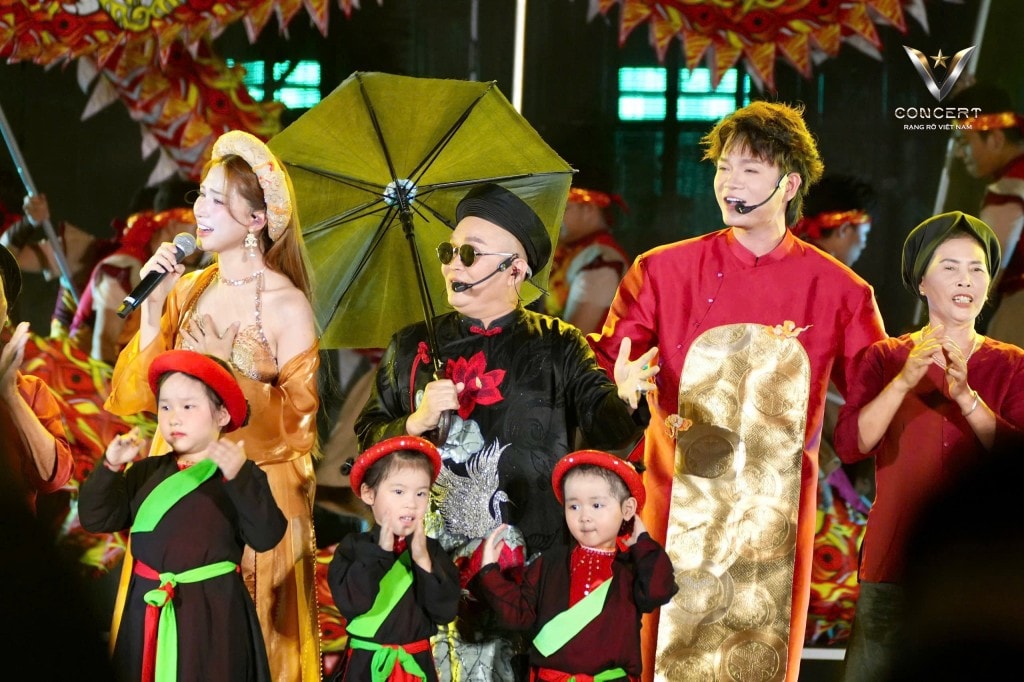 Nghệ sĩ Xuân Hinh và Hòa Minzy cùng thể hiện ca khúc Bắc Bling trên sân khấu V Concert