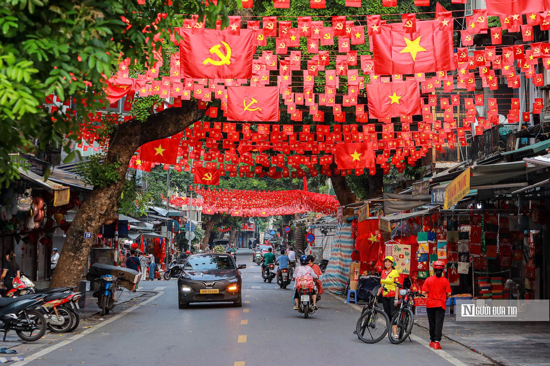 Phố phường Hà Nội rợp bóng cờ hoa mừng đại lễ