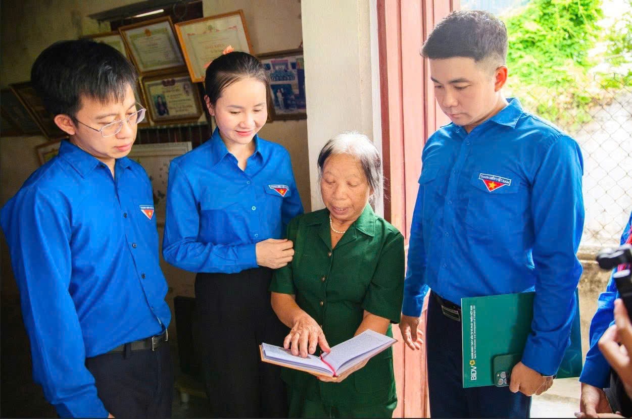 Thanh niên BIDV gặp gỡ và lắng nghe những câu chuyện từ những chứng nhân lịch sử (Ảnh_ Thúy Hằng)