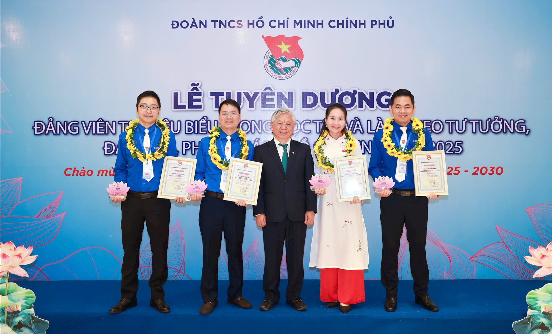 Đồng chí Trần Xuân Hoàng - Bí thư TT Đảng ủy, Ủy viên HĐQT BIDV - chúc mừng các Đảng viên trẻ BIDV được vinh danh tại chương trình