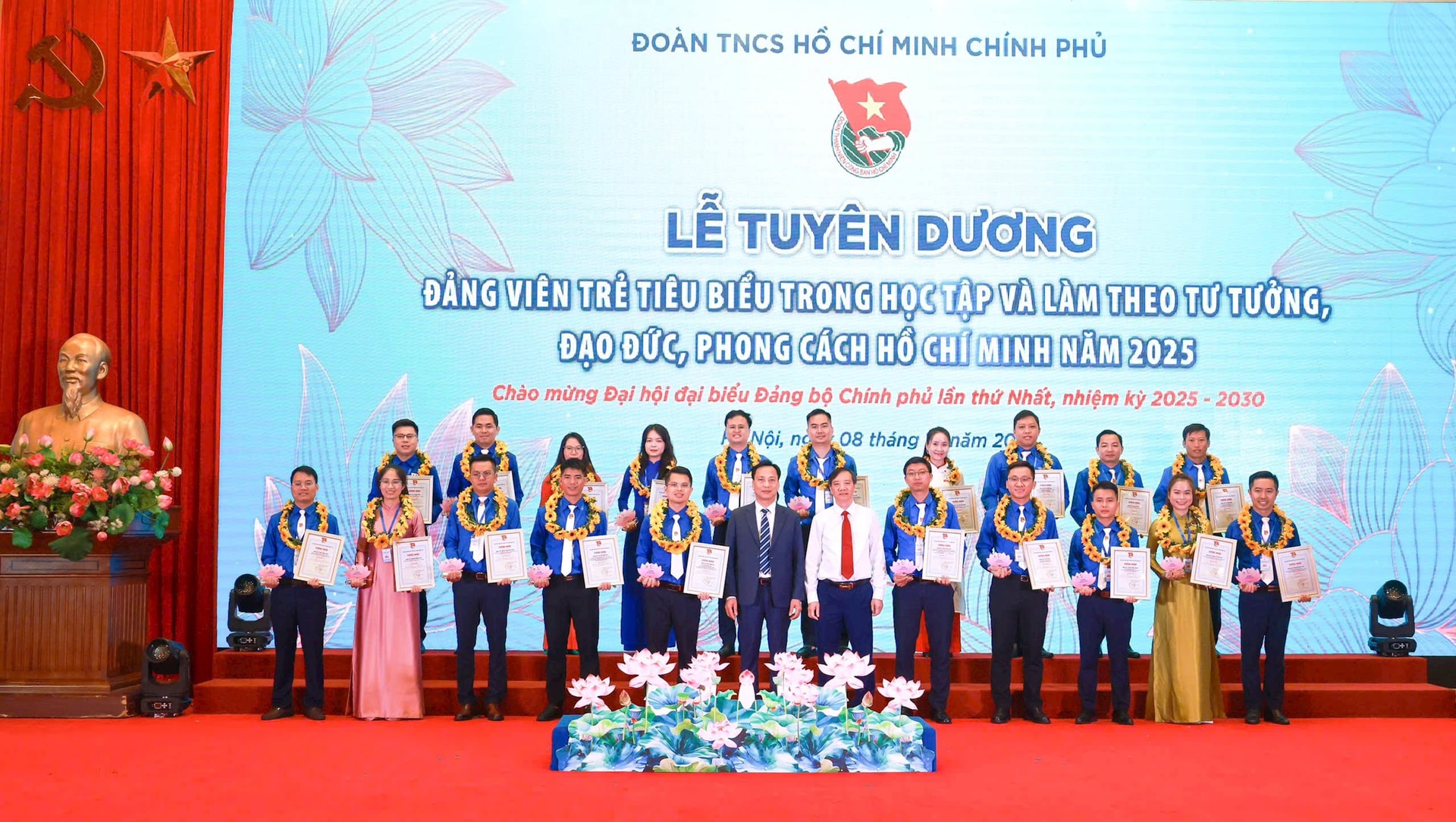 Ông Lại Xuân Lâm - Phó Bí thư Đảng uỷ Chính Phủ và Ông Nguyễn Thành Nam - Phó Chủ nhiệm UBKT Đảng uỷ Chính Phủ trao chứng nhận và biểu trưng cho các Đảng viên trẻ tiêu biểu