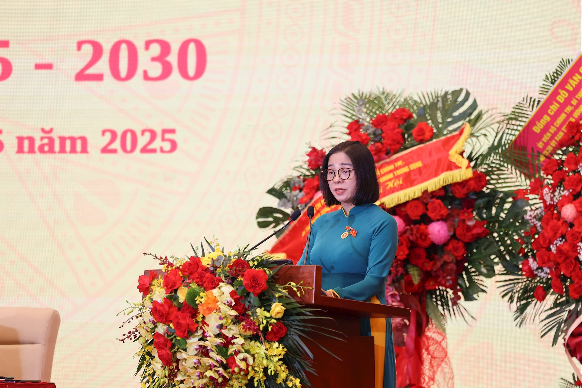 Bà Vũ Thị Nga - Phó Chủ tịch thường trực Công đoàn BIDV - trình bày tham luận tại Đại hội đại biểu Đảng bộ BIDV lần thứ XV