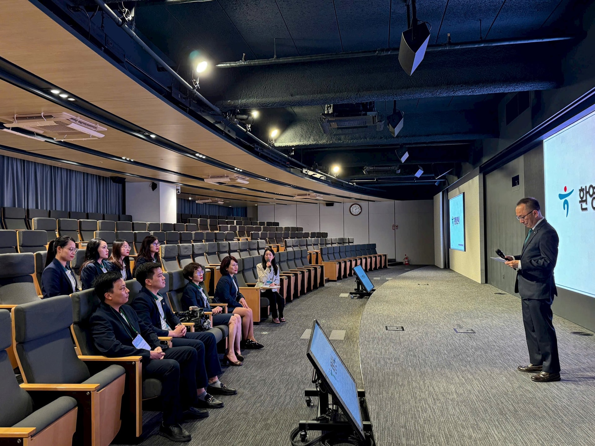 Đoàn đại sứ ghé thăm và học tập xây dựng văn hóa doanh nghiệp tại Hana Bank