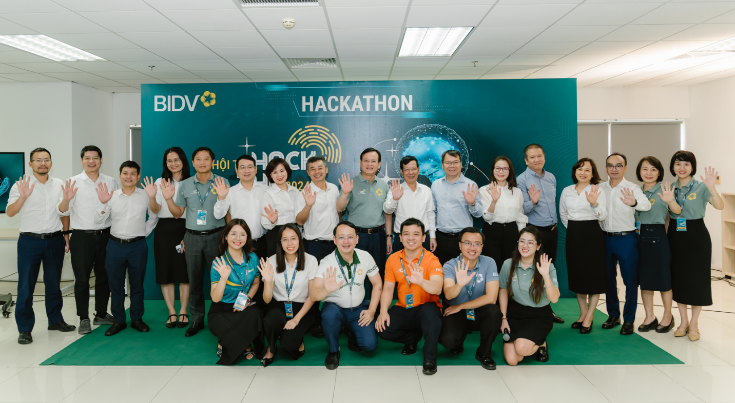 Phó Tổng Giám đốc Phan Thanh Hải chụp ảnh cùng các đội fusion team tham gia hội thi Hack the Idea 2024