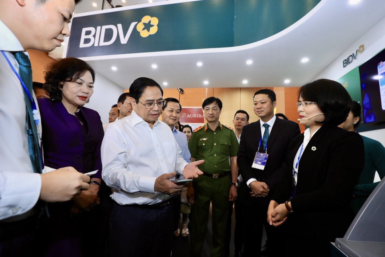 Thủ tướng Phạm Minh Chính giao dịch CCCD chip tại gian hàng trải nghiệm của BIDV (Nguồn Thông tấn xã Việt Nam Lâm Khánh)