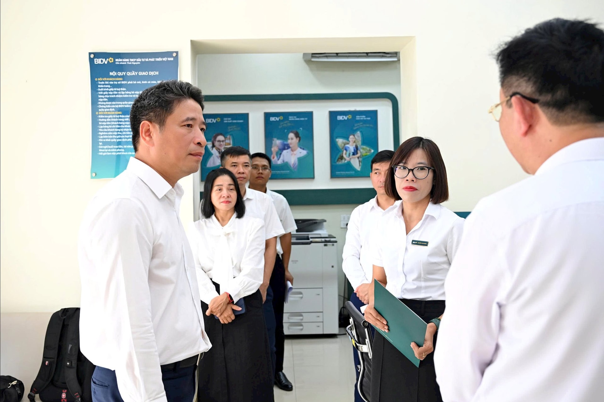 The delegation visited Hoang Dao Thuy Transaction Office, Thai Nguyen Branch