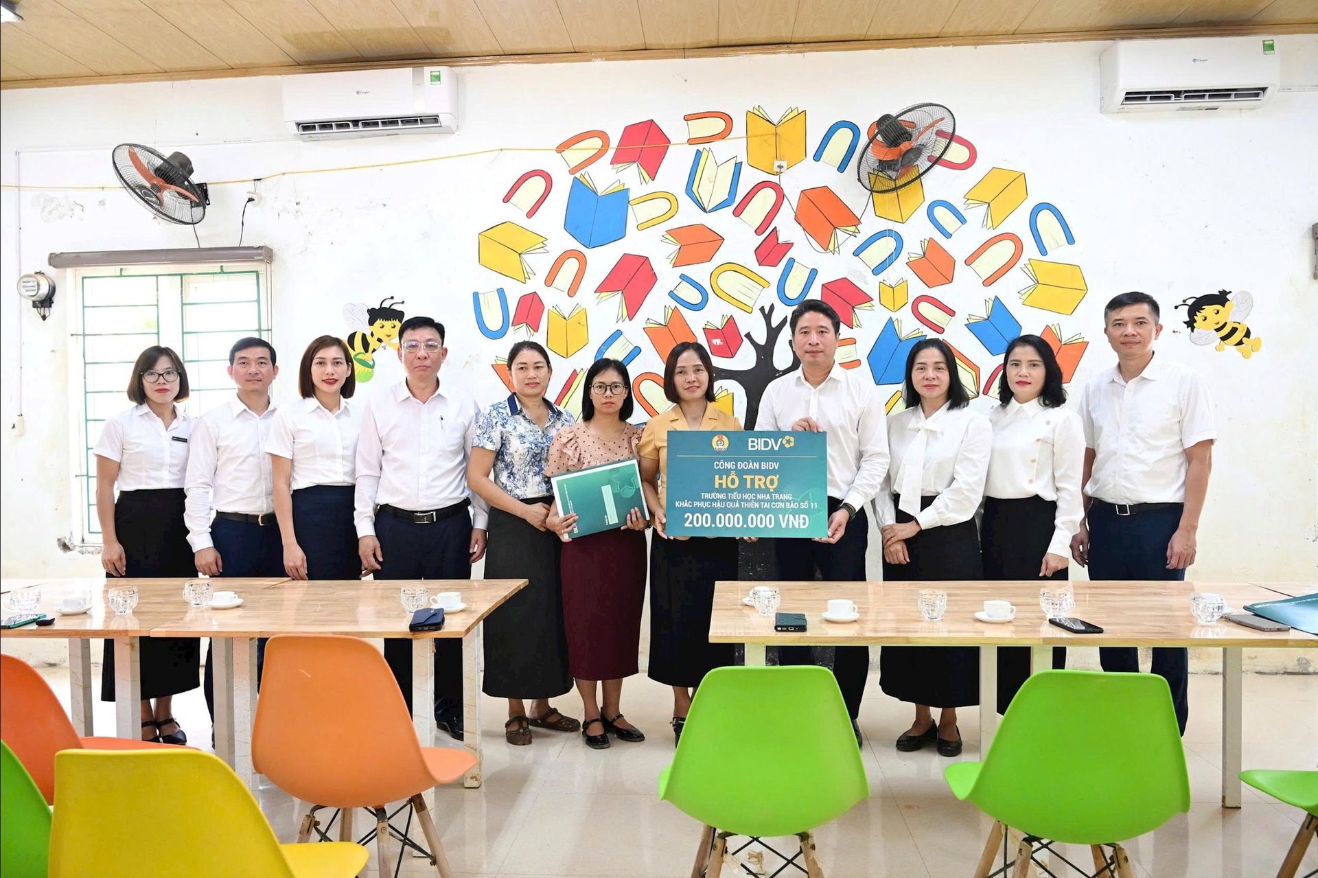 Mr. Tran Phuong presented gifts to support the Principal of Nha Trang Primary School, Thai Nguyen province.