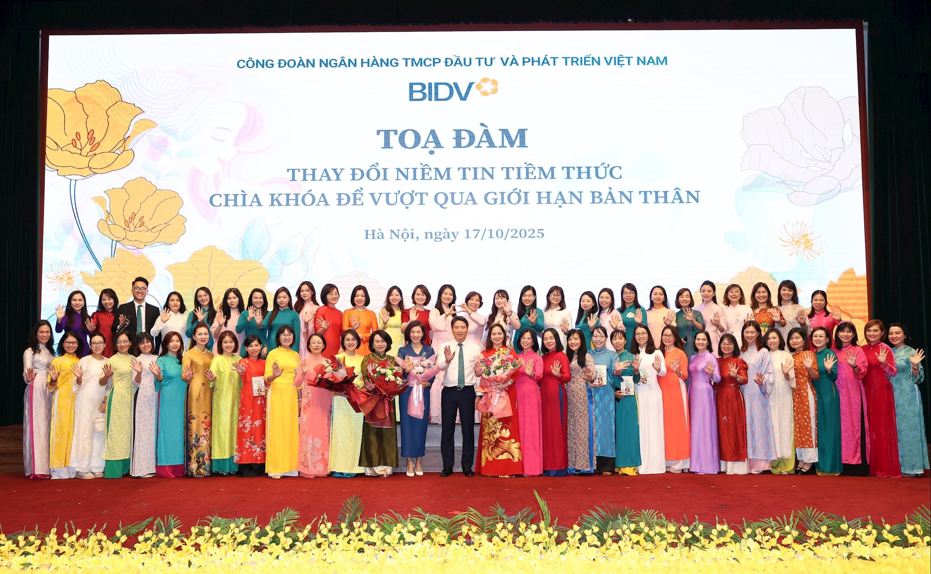 Female BIDV officer attends the discussion