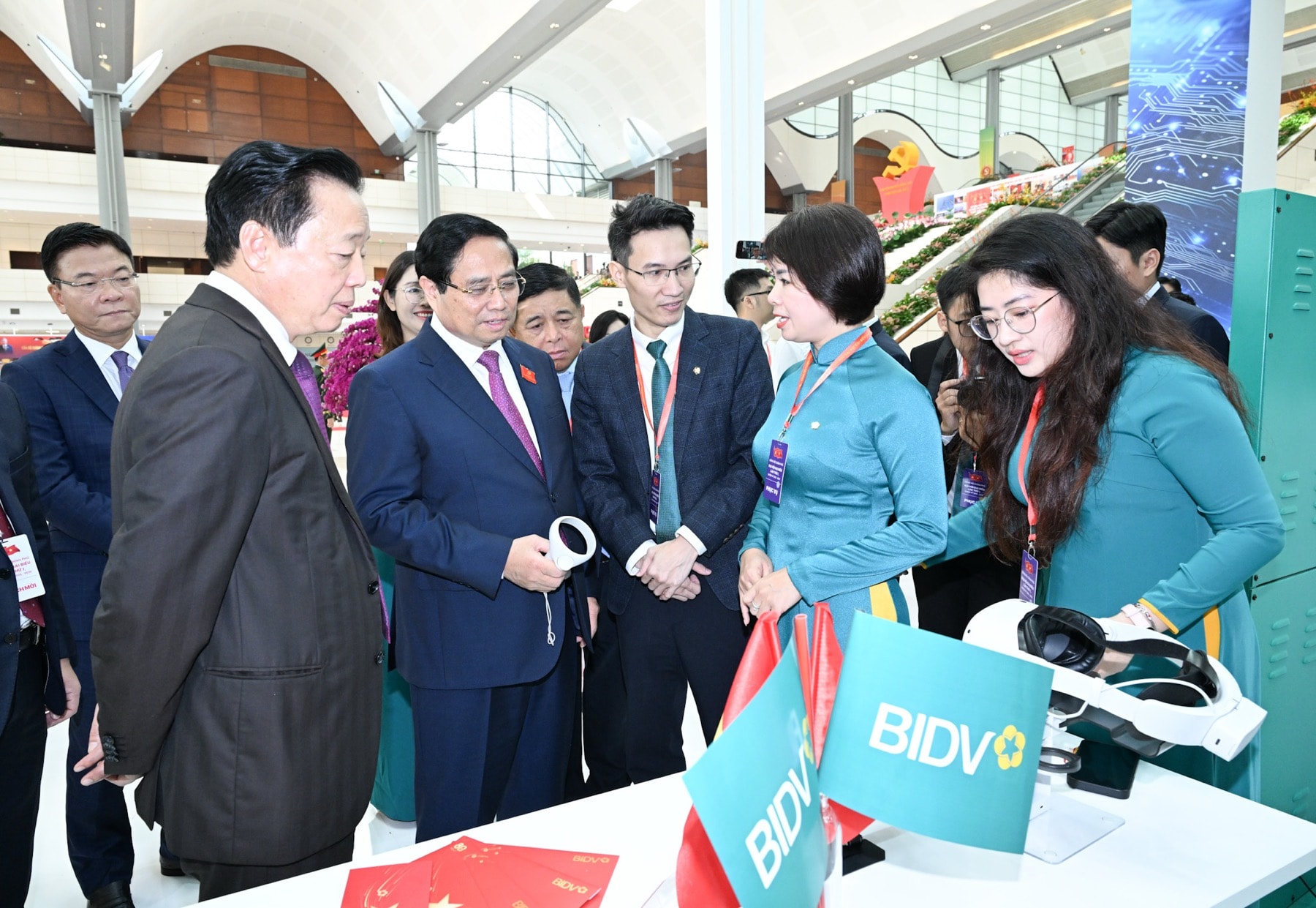 Prime Minister Pham Minh Chinh and delegates visit BIDV's exhibition booth