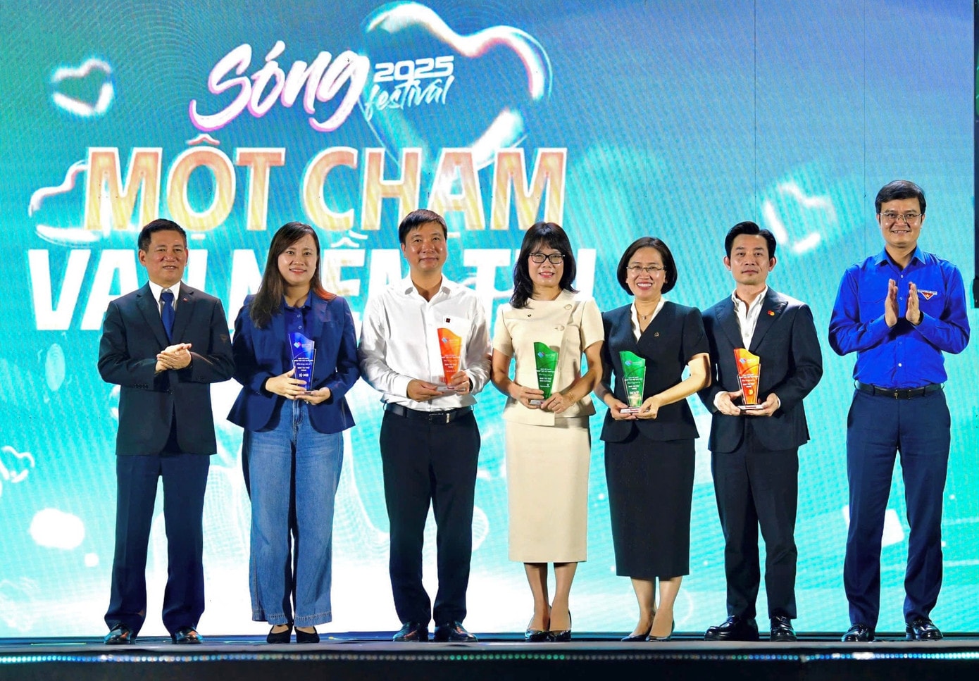 Phó Thủ tướng Hồ Đức Phớc cùng với Bí thư Thứ nhất T.W Đoàn Bùi Quang Huy trao kỷ niệm chương cho các nhà tài trợ kim cương Vietcombank và các nhà tài trợ vàng: Agribank, MB, BIDV, Mastercard Việt Nam. img-5867.jpg