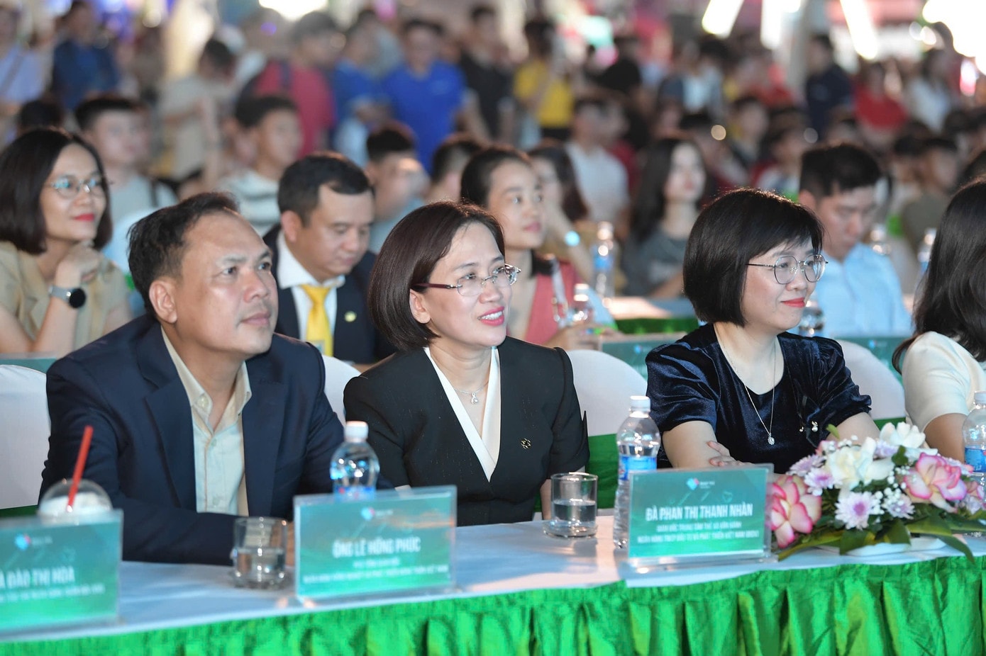 Các đại biểu dự lễ khai mạc. img-5857.jpg