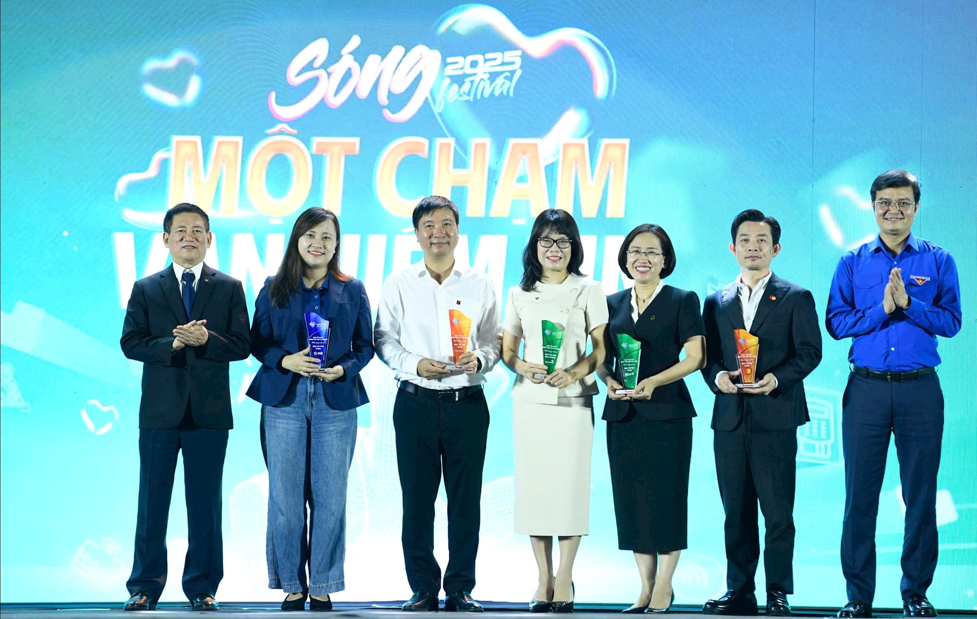 Các Ngân hàng nhận cúp của Ban Tổ chức
