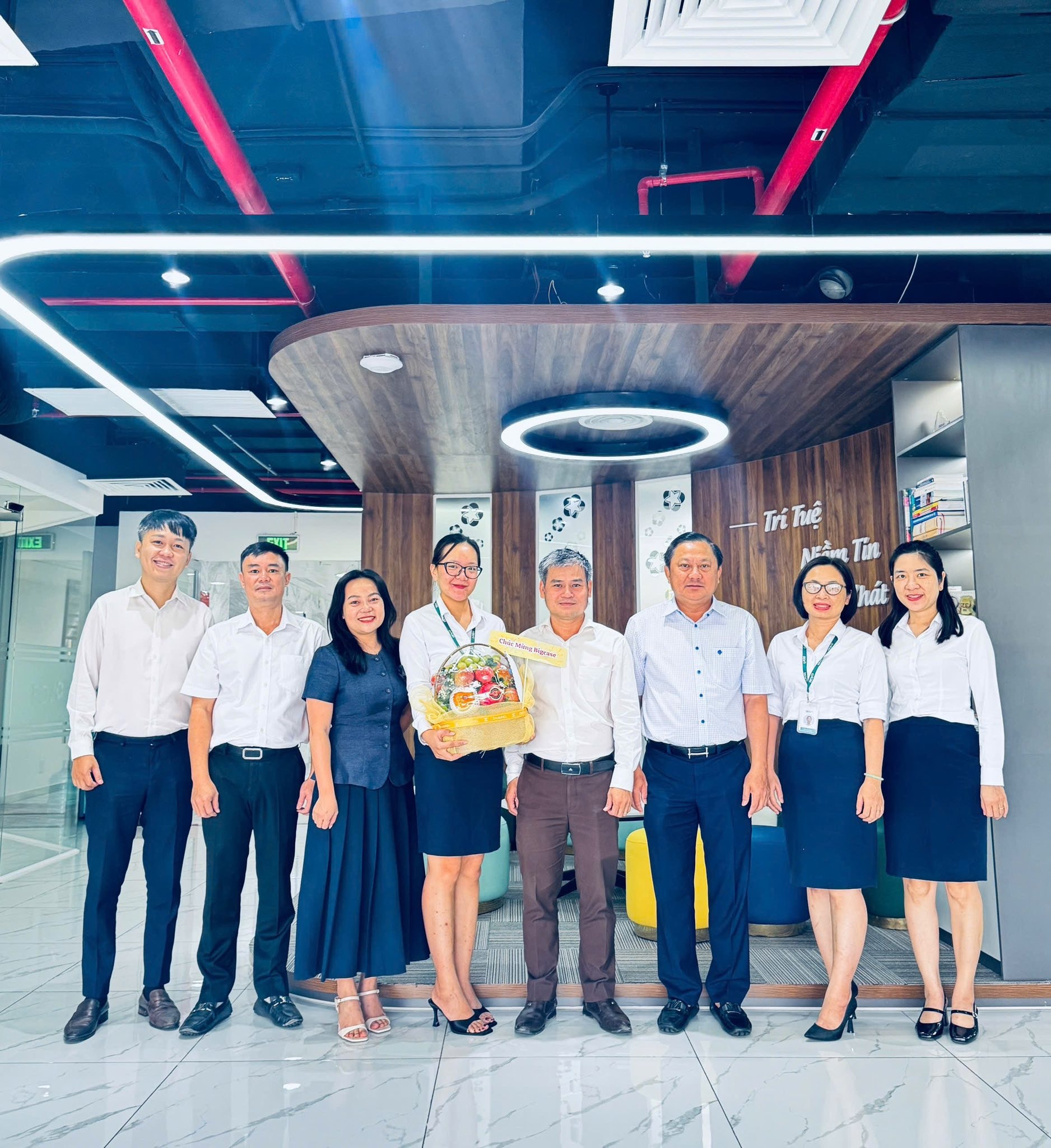 Phu Nhuan Branch honors Ms. Thu Uyen - Specialist of Business Planning Department 1