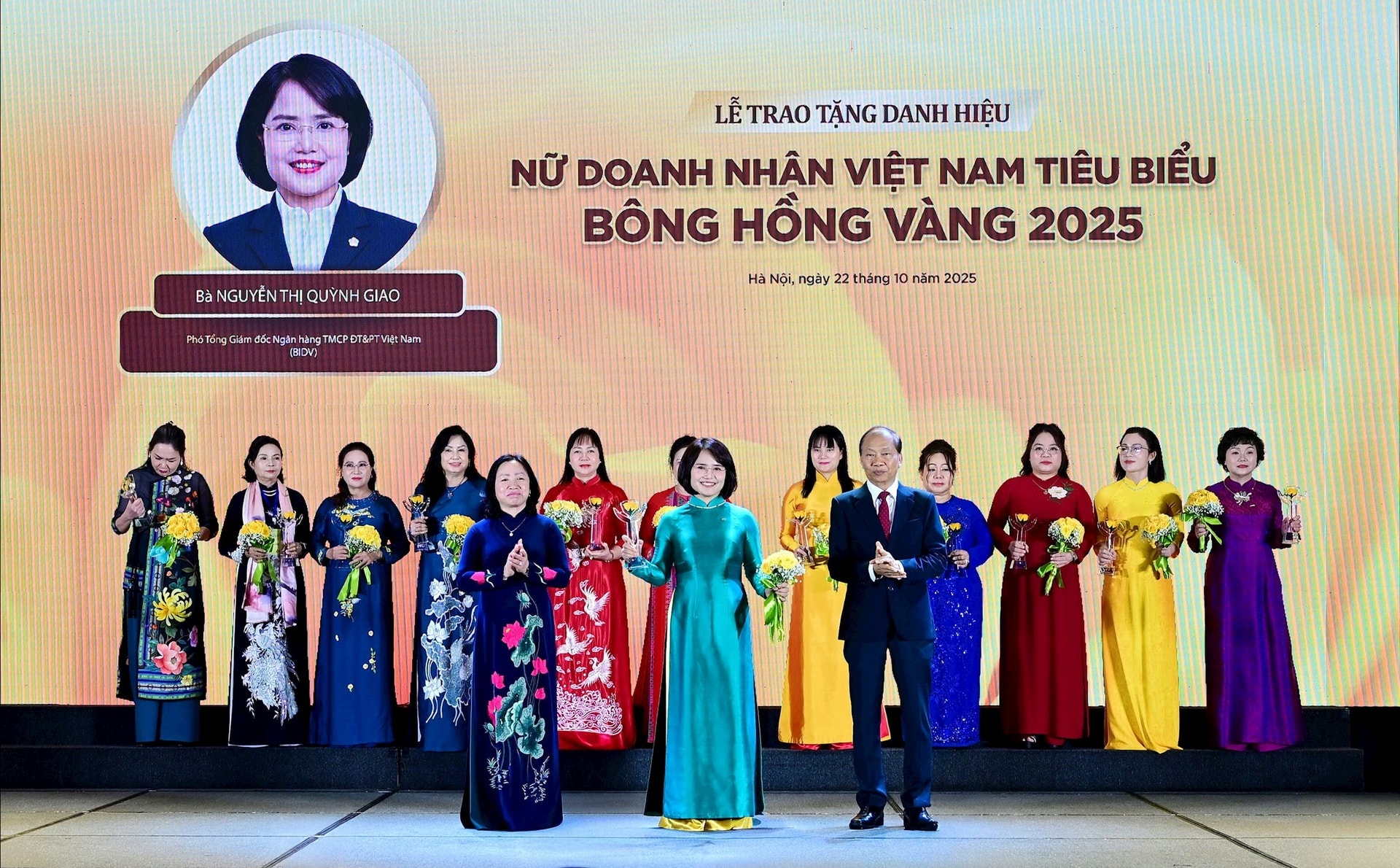 Deputy General Director Nguyen Thi Quynh Giao Receives the Award