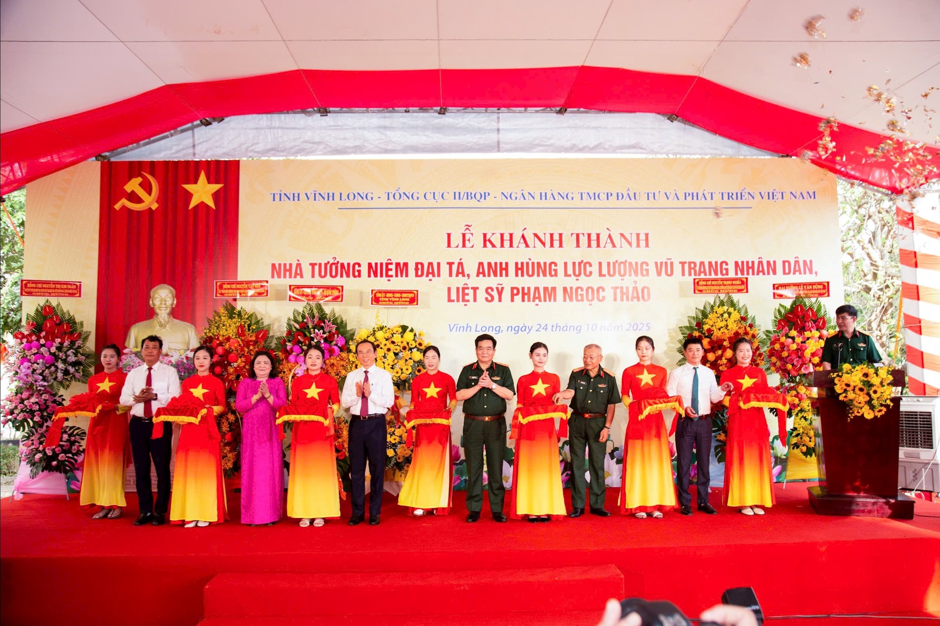 Delegates performed the ribbon-cutting ceremony to inaugurate the Memorial House of Colonel, Hero of the People's Armed Forces, Martyr Pham Ngoc Thao.