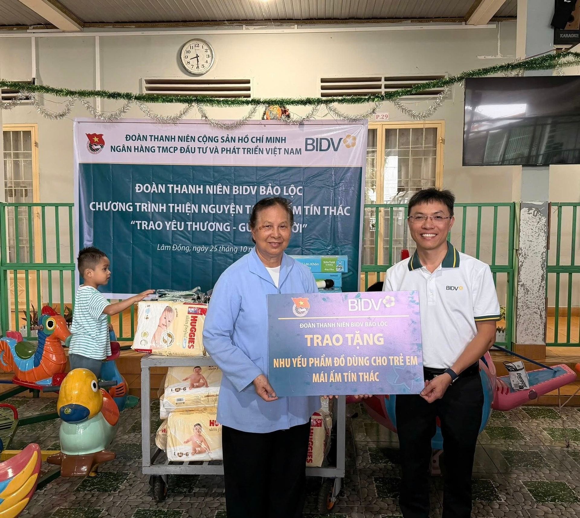 BIDV Bao Loc Youth Union presents necessities at Tin Thac shelter