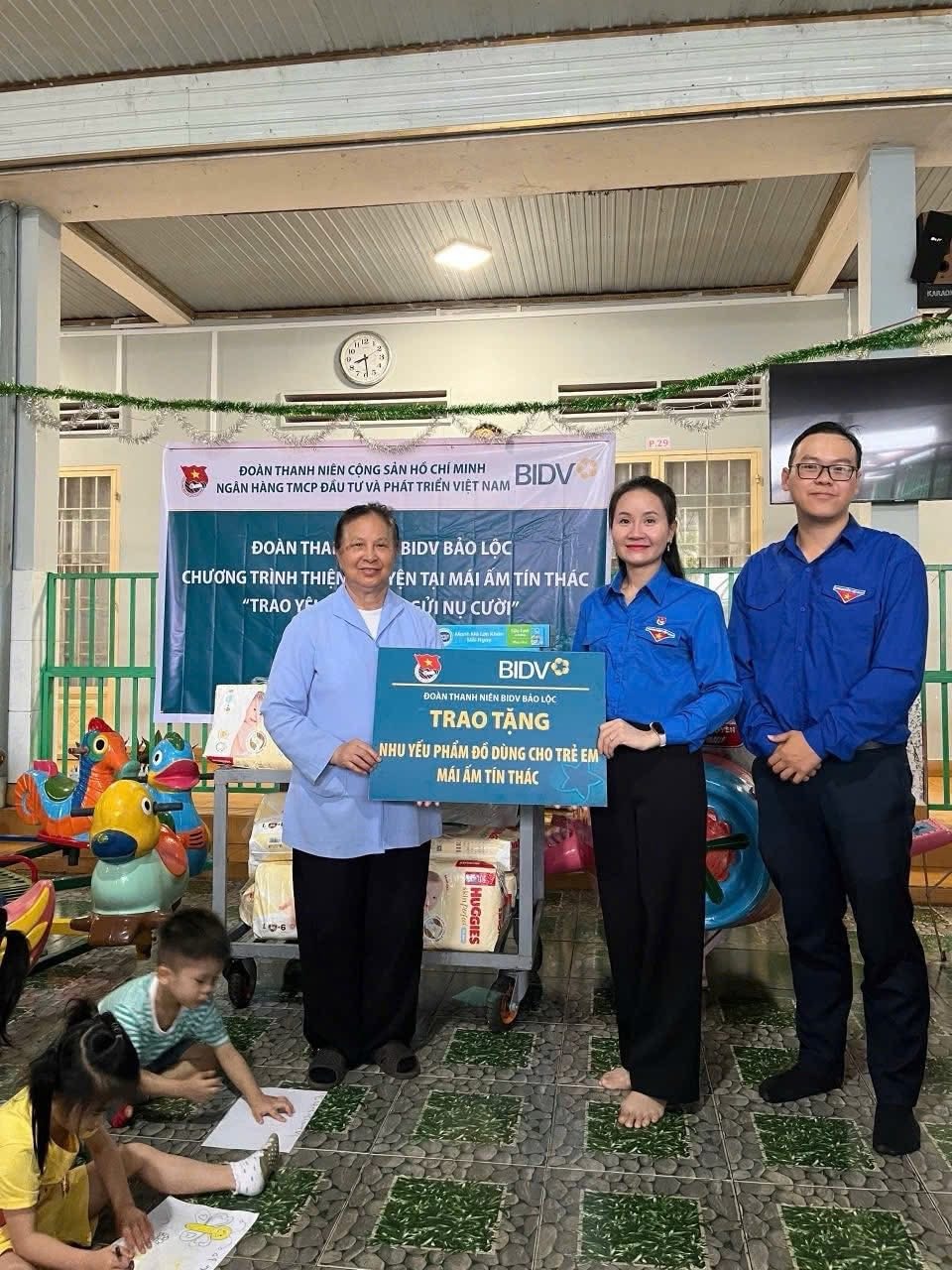 BIDV Bao Loc Youth Union presents necessities at Tin Thac shelter