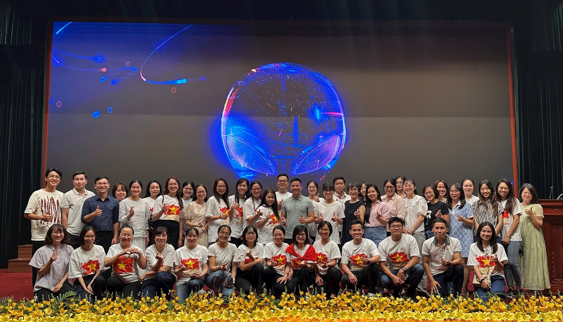 Các chuyên gia và đại biểu tham dự tọa đàm chụp ảnh lưu niệm